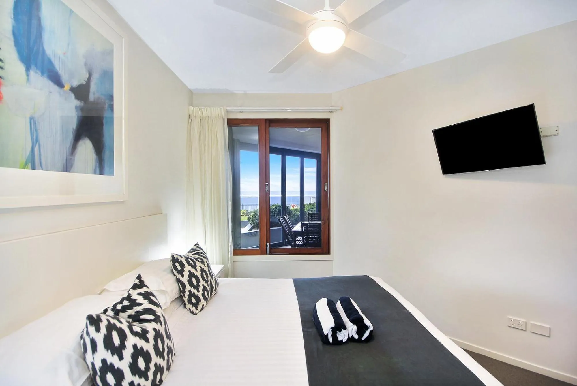 View (from property/room), Bed in Lennox Holiday Apartments