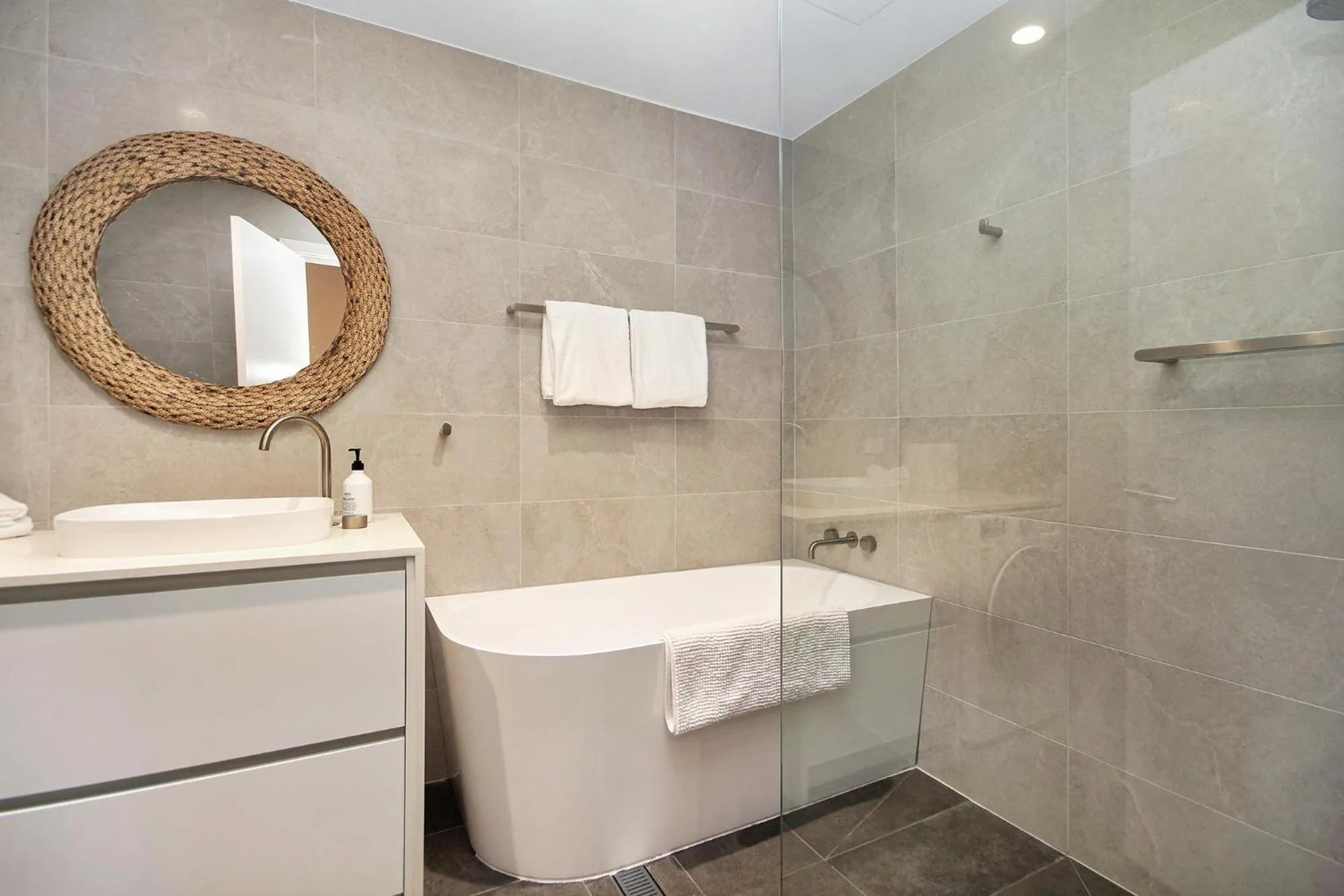 Bathroom in Lennox Holiday Apartments