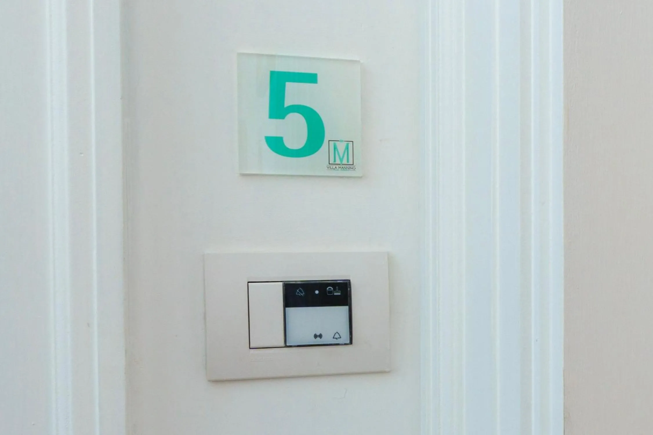 Logo/Certificate/Sign in Villa Manning Relais