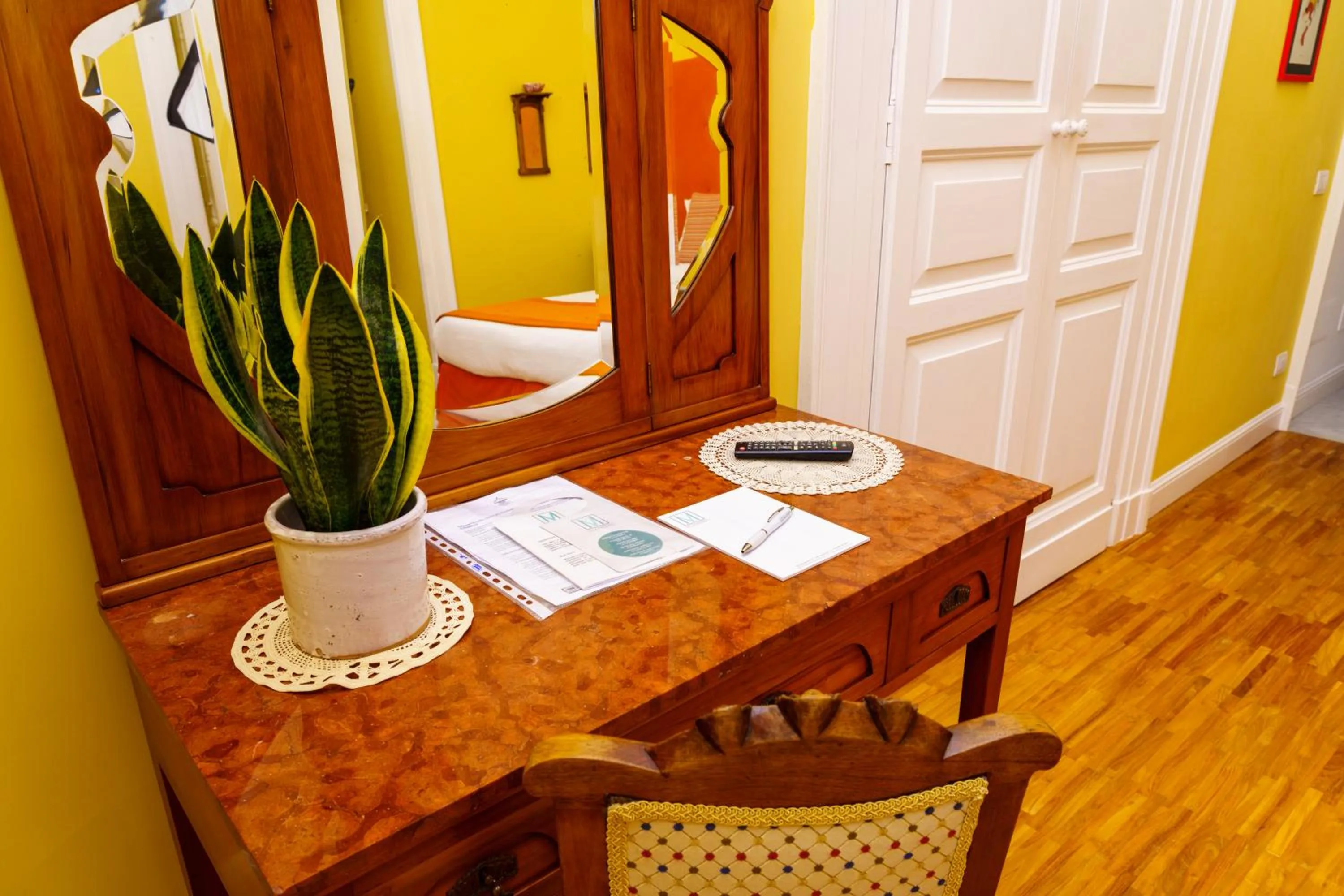 Decorative detail, Bed in Villa Manning Relais