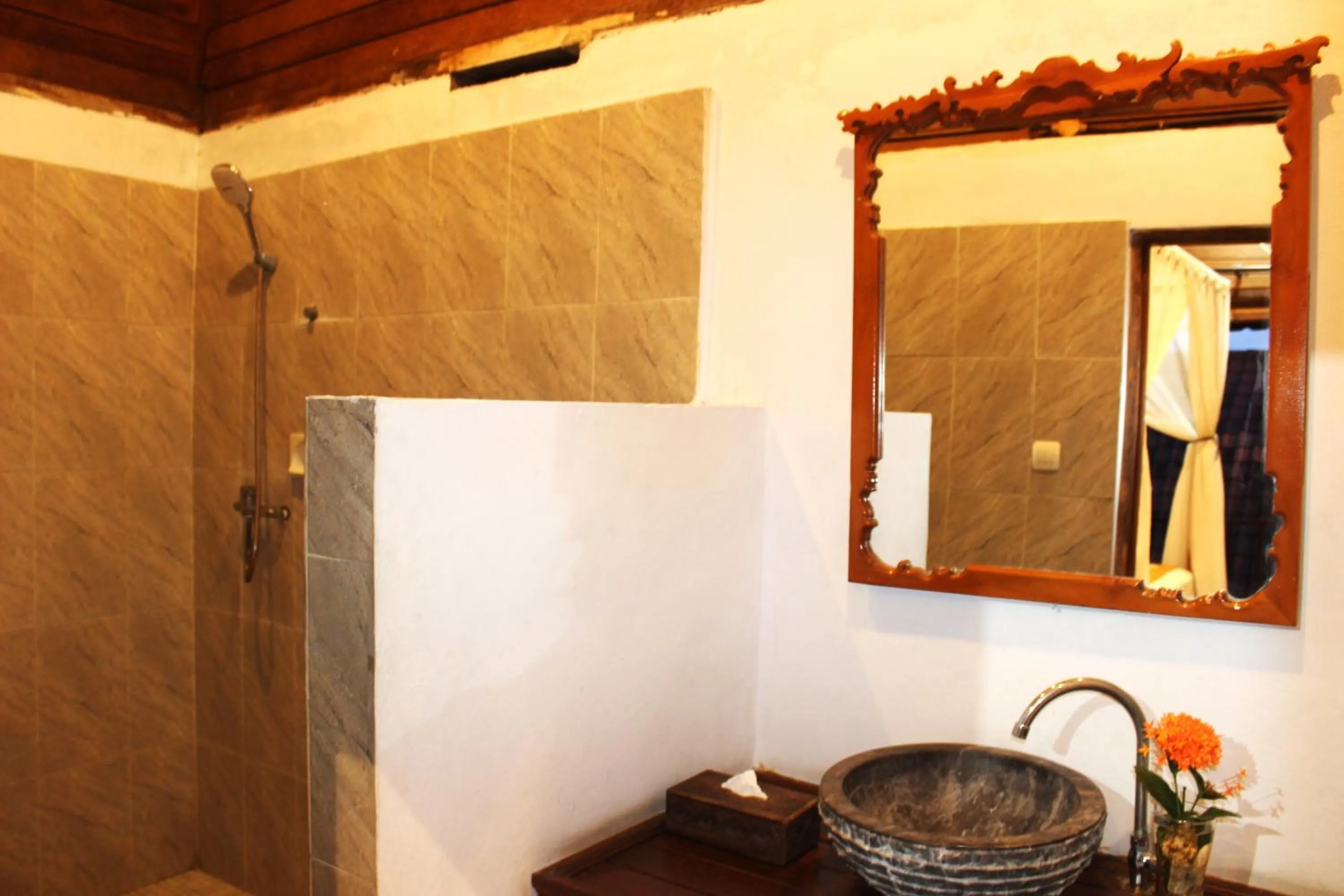 Shower in Boga Segara Villa And Resto