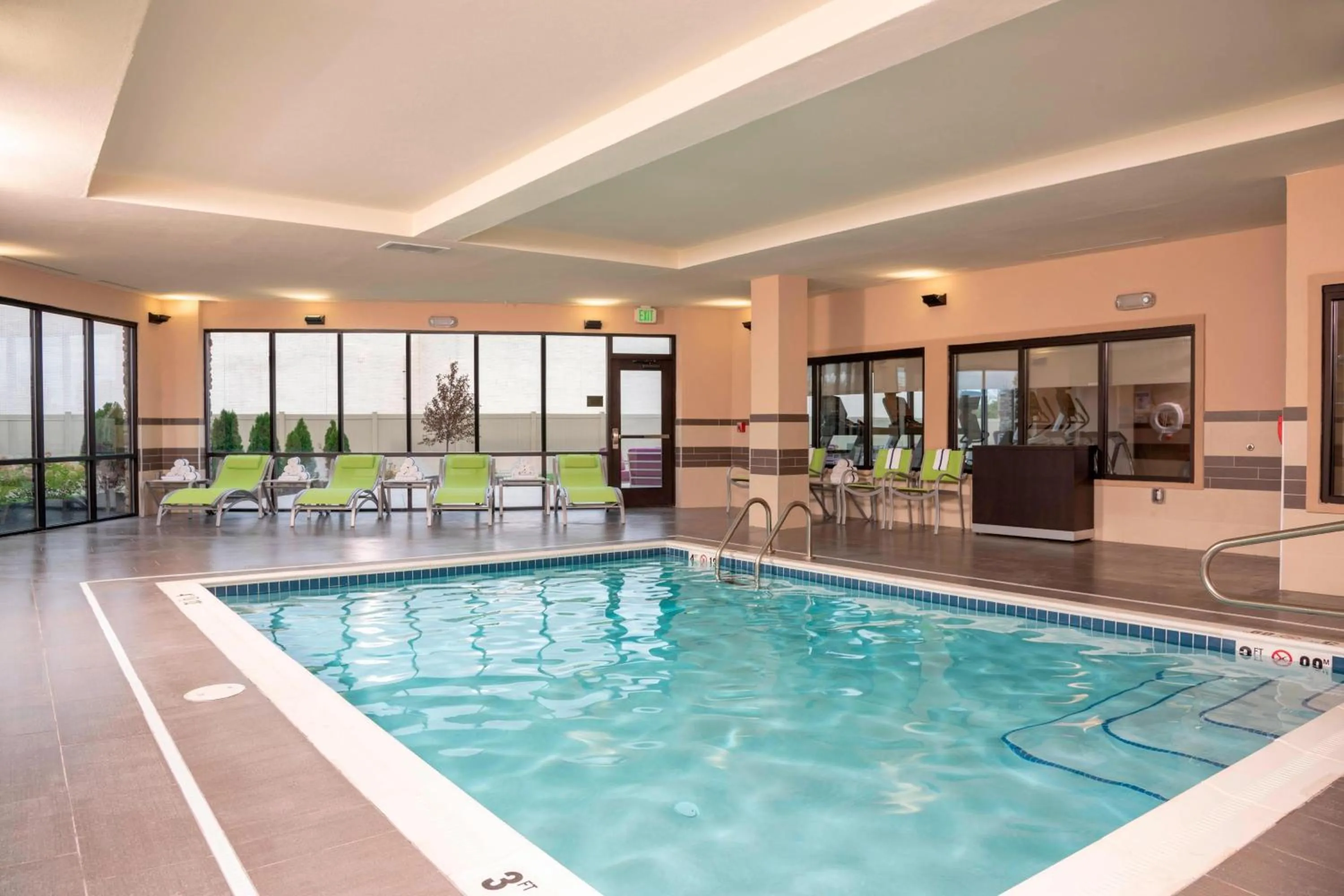 Swimming pool in Courtyard by Marriott Cleveland Elyria