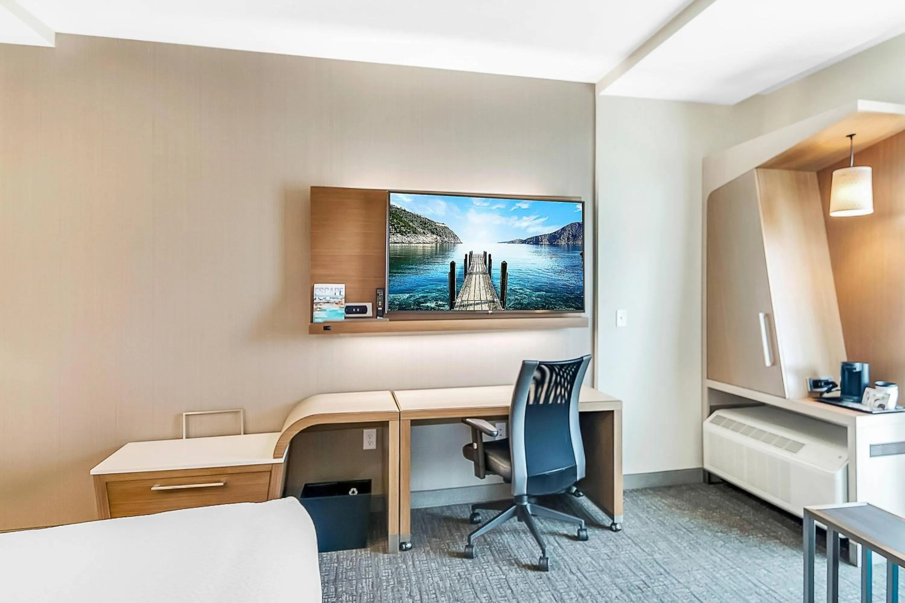 Photo of the whole room in Courtyard by Marriott Longview North