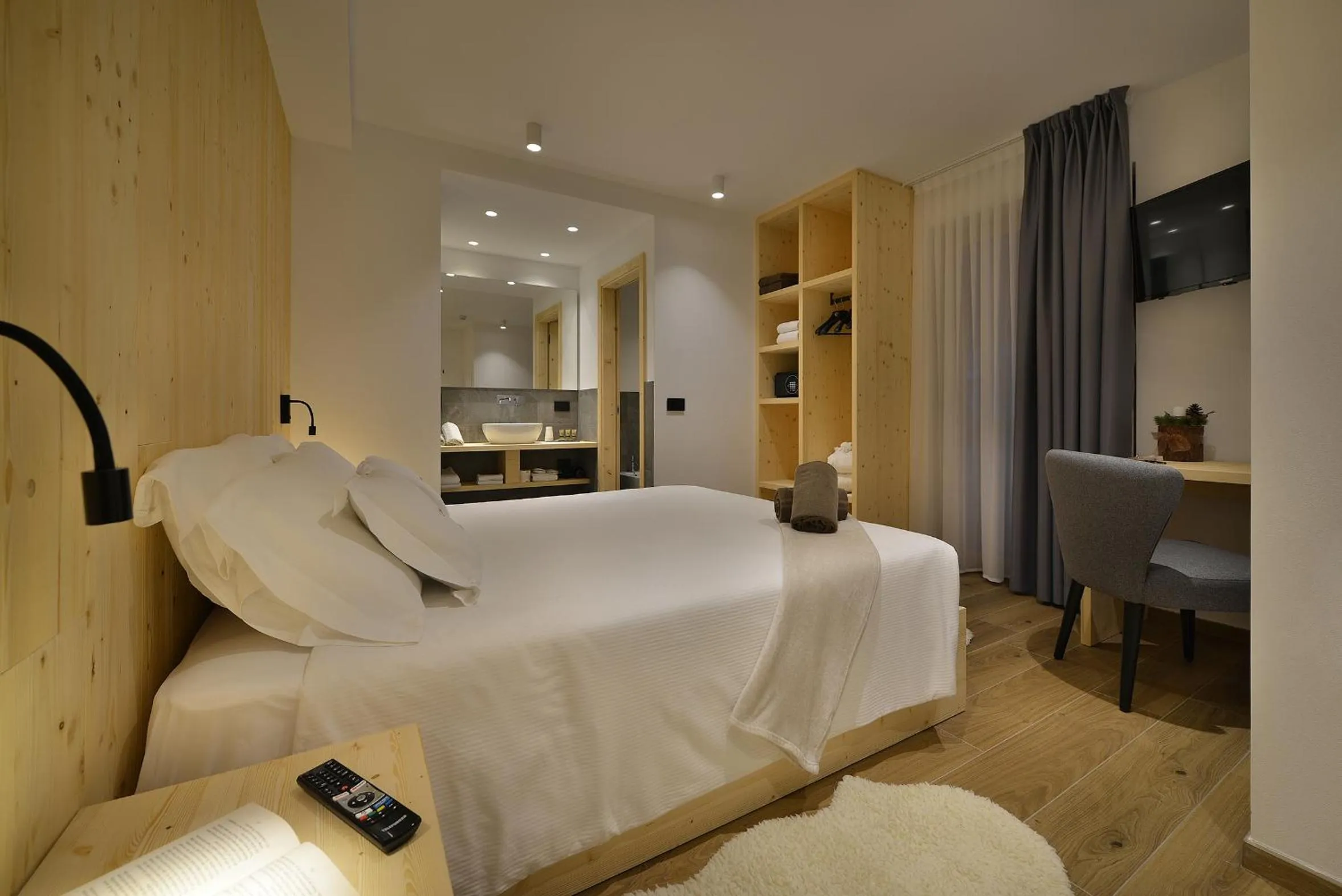 Photo of the whole room, Bed in Hotel Valtellina