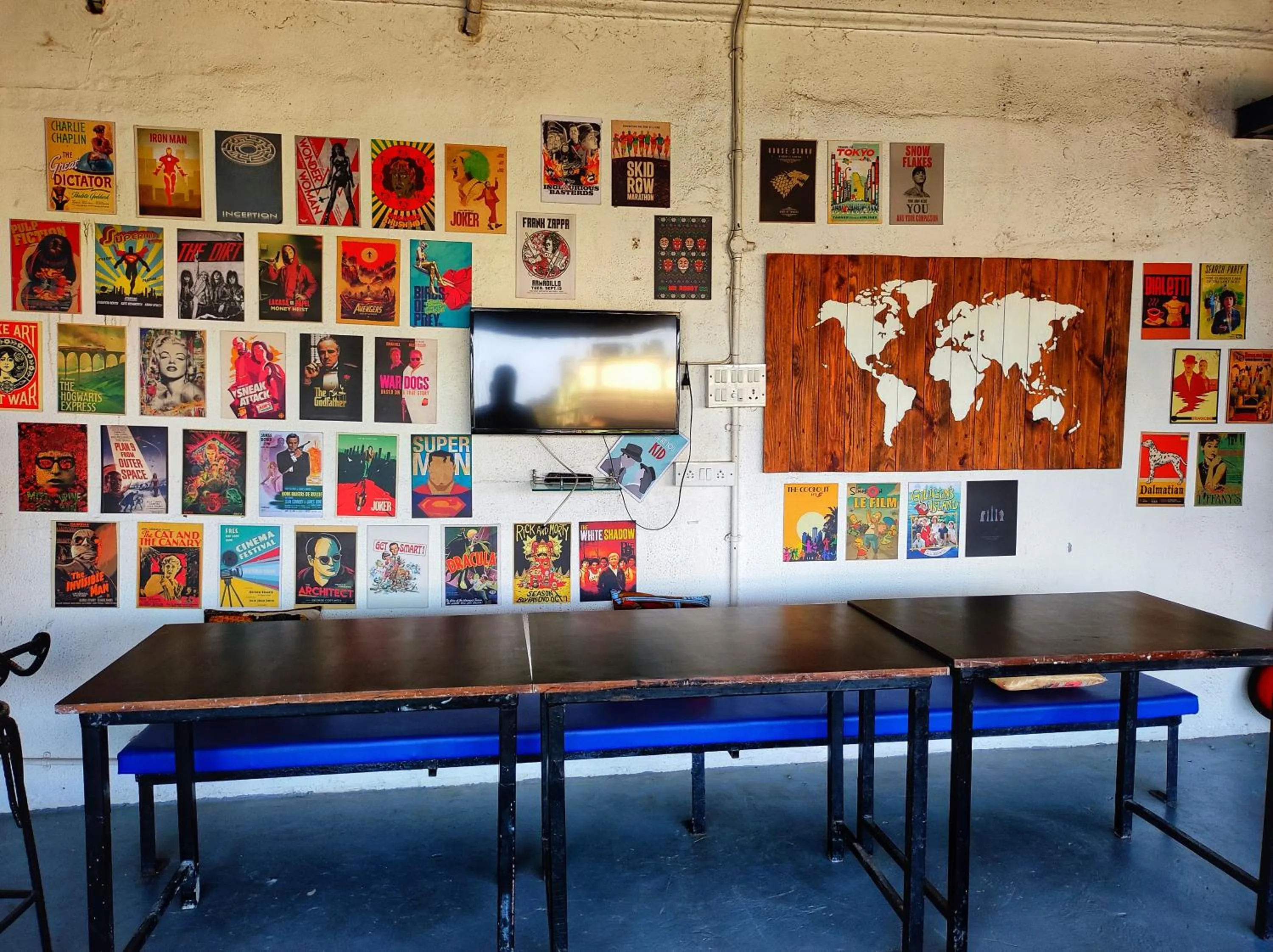 Communal lounge/ TV room in Backpacker Cowies