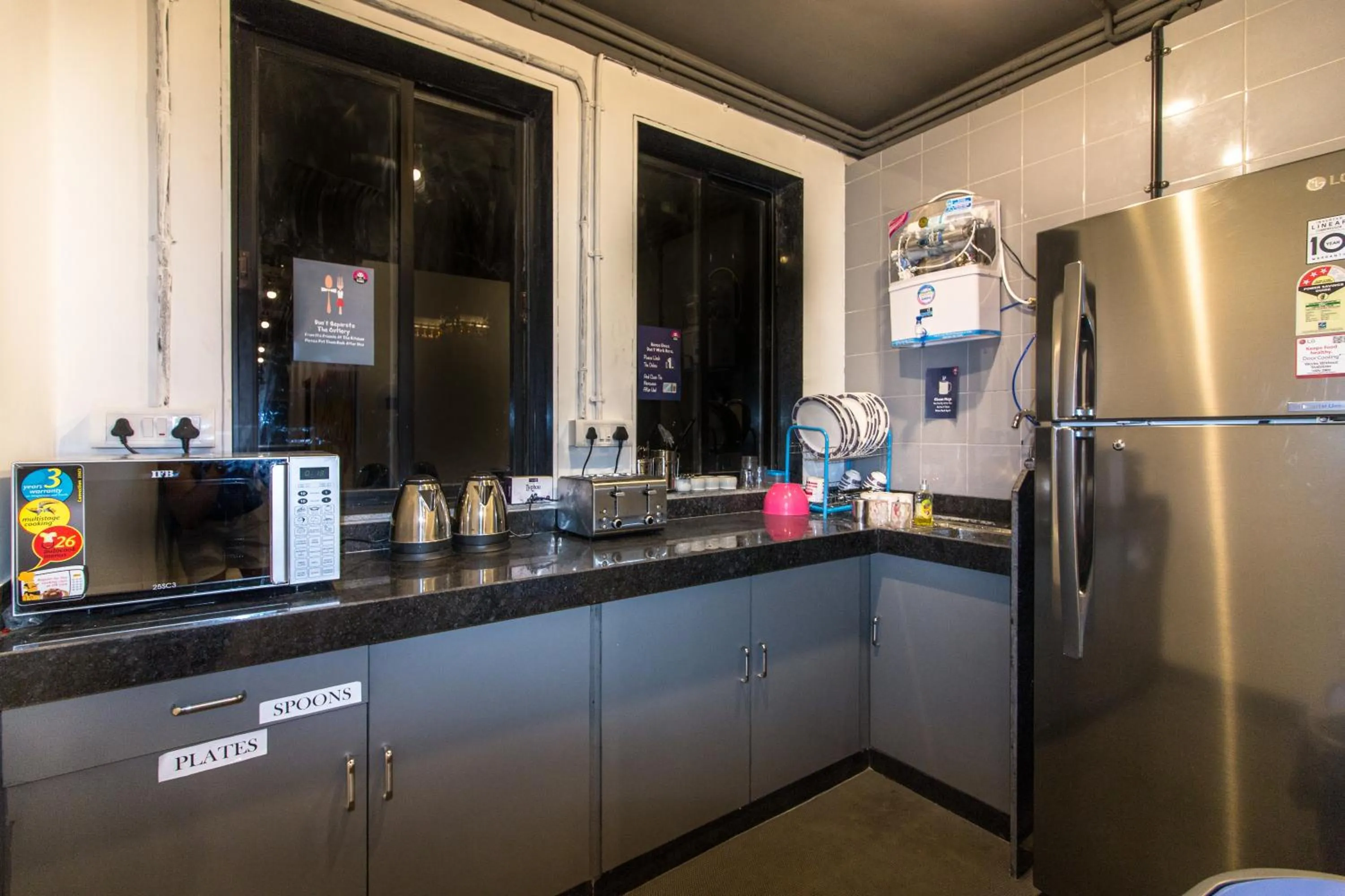 Communal kitchen in Backpacker Cowies