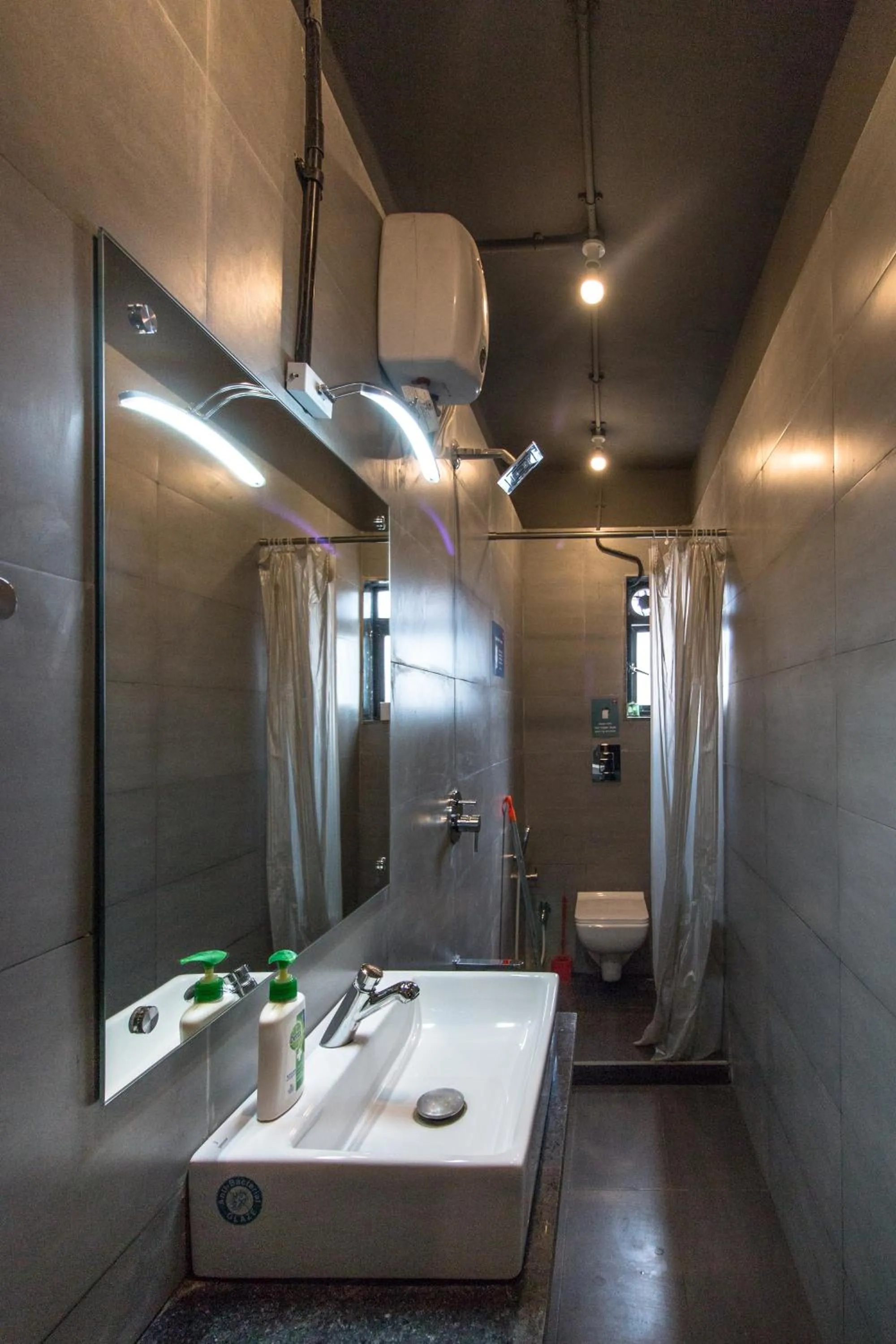 Bathroom in Backpacker Cowies