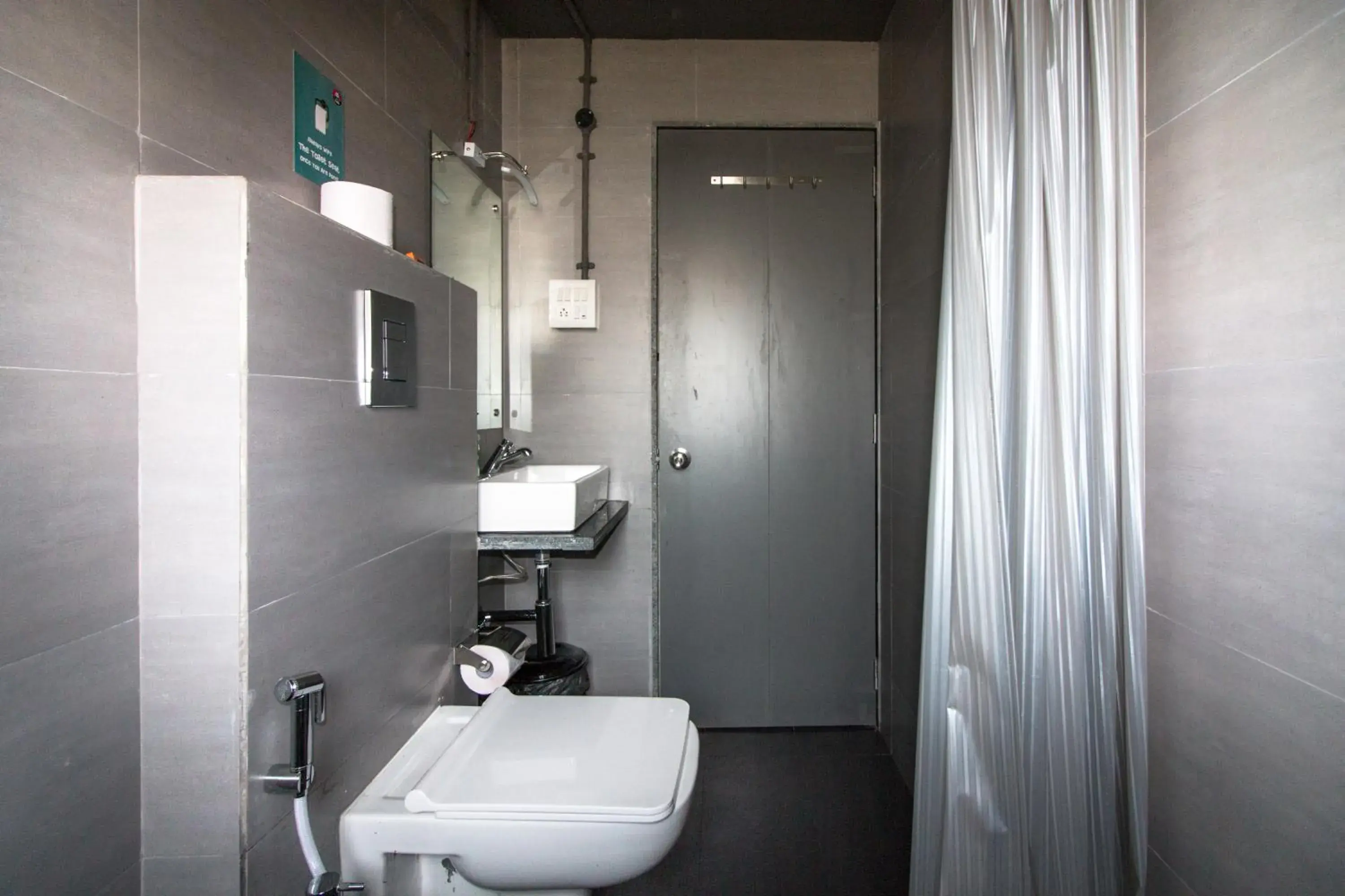 6-Bed Mixed Dorm with Shared Bathroom in Backpacker Cowies 6-Bed Mixed Dorm with Shared Bathroom in Backpacker Cowies