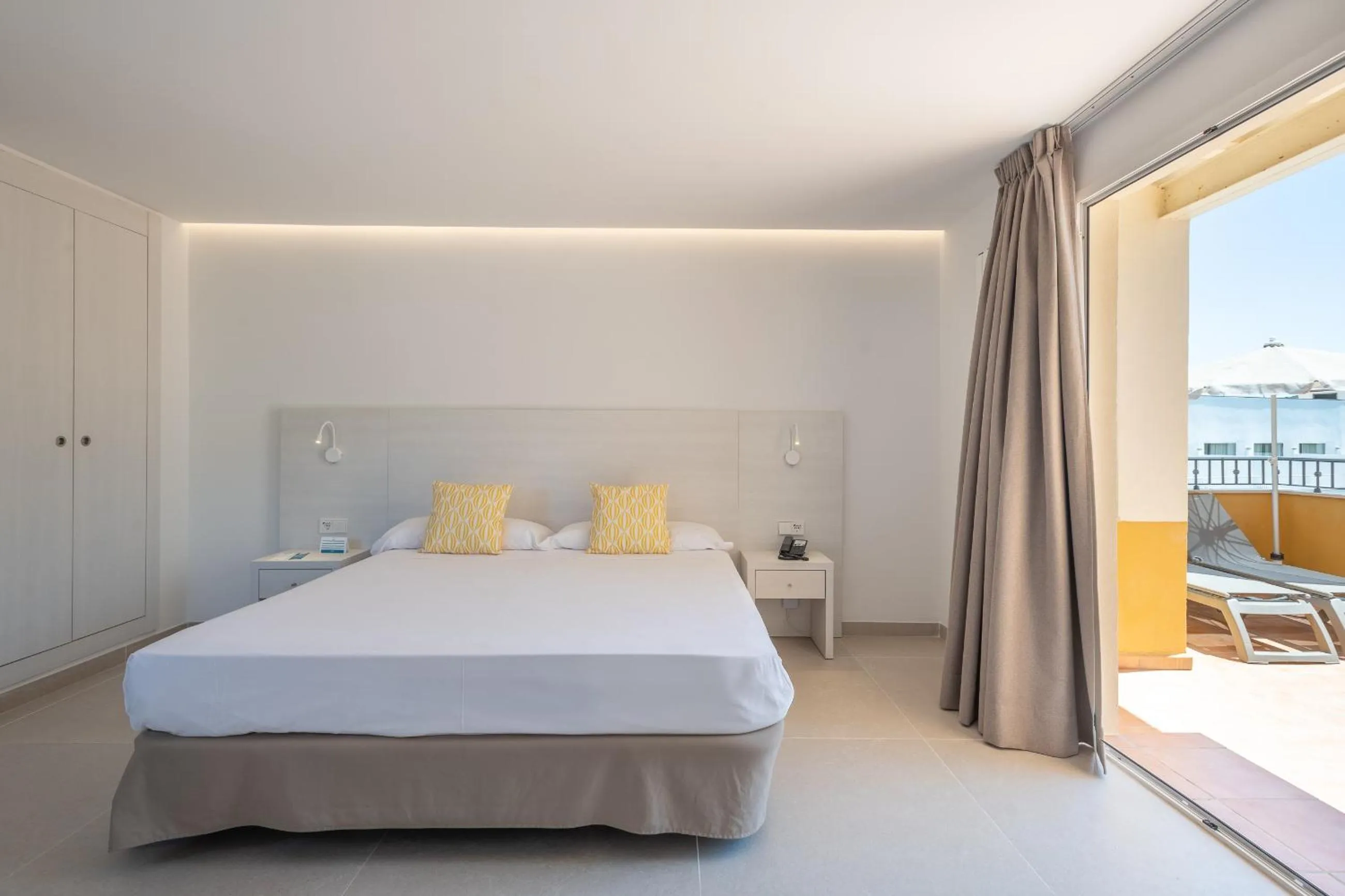 Bed in FLOR los Almendros Hotel