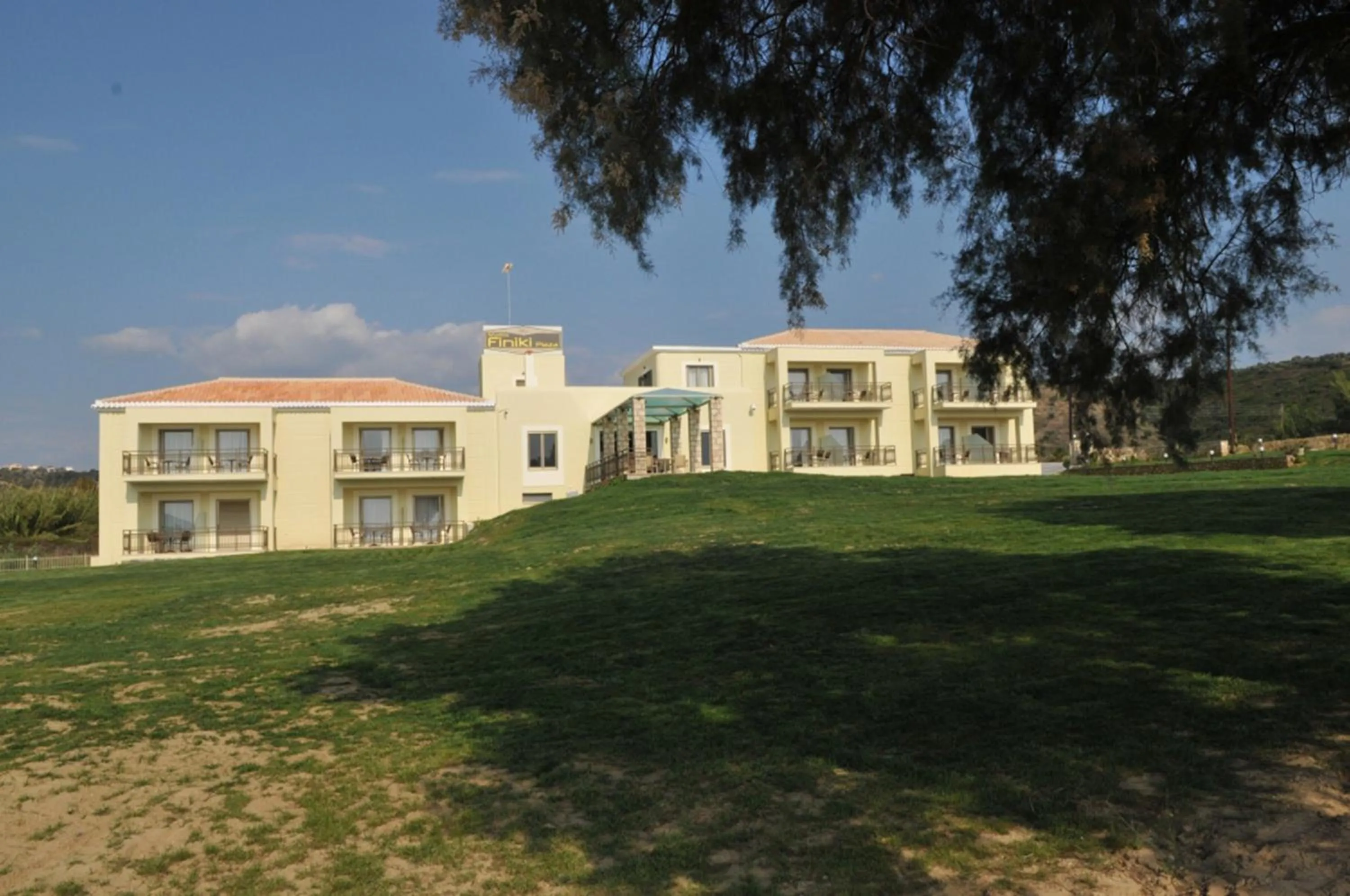 Facade/entrance in Finiki Plaza