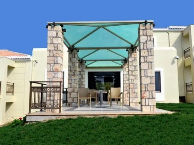 Facade/entrance in Finiki Plaza