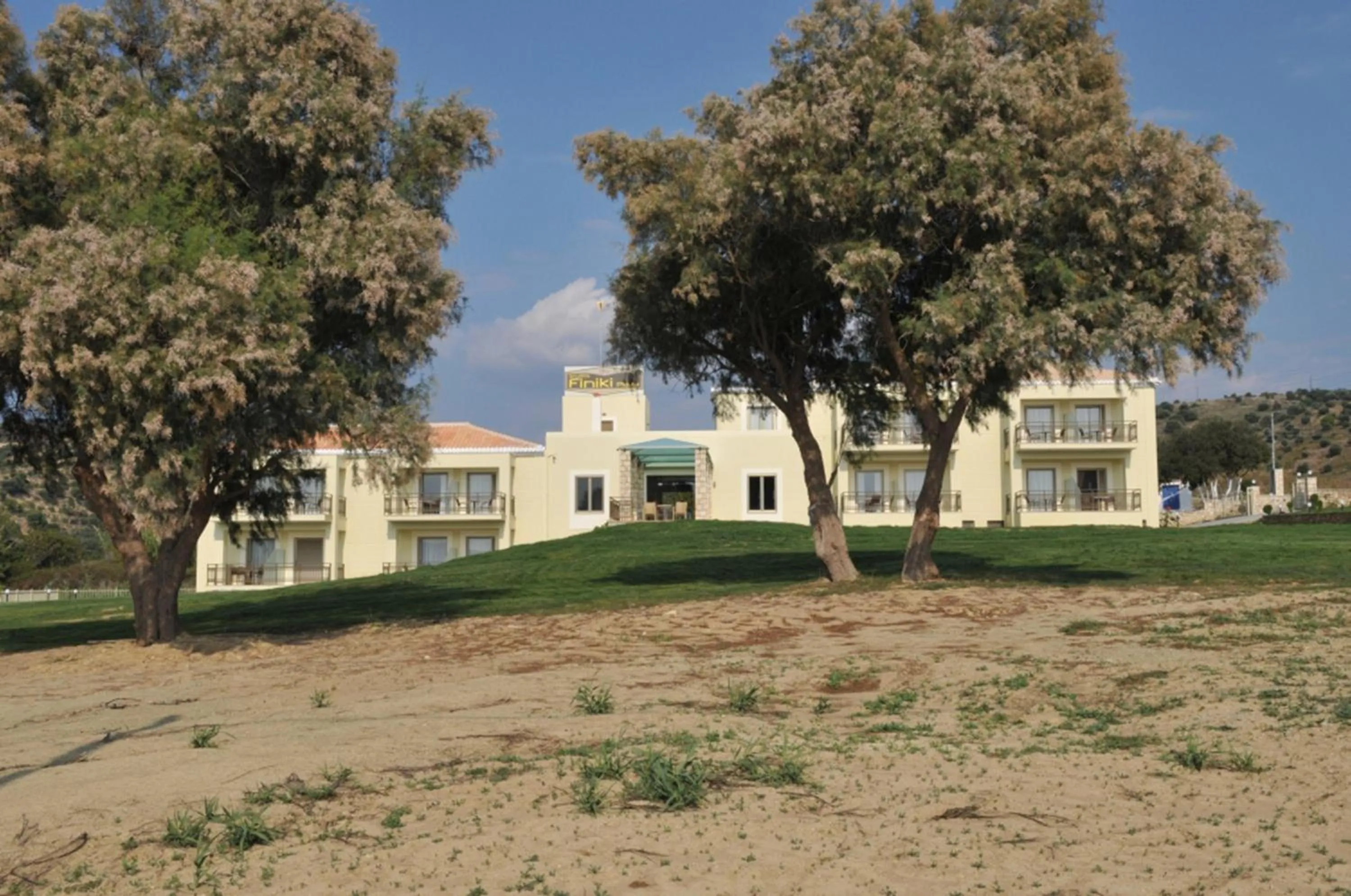 Facade/entrance in Finiki Plaza