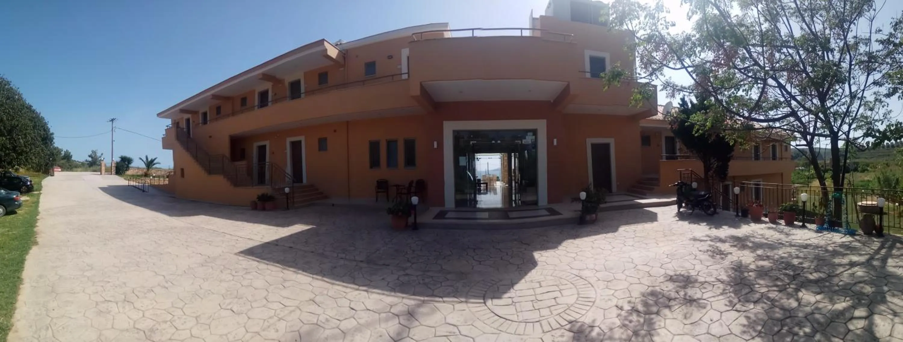 Facade/entrance in Finiki Plaza