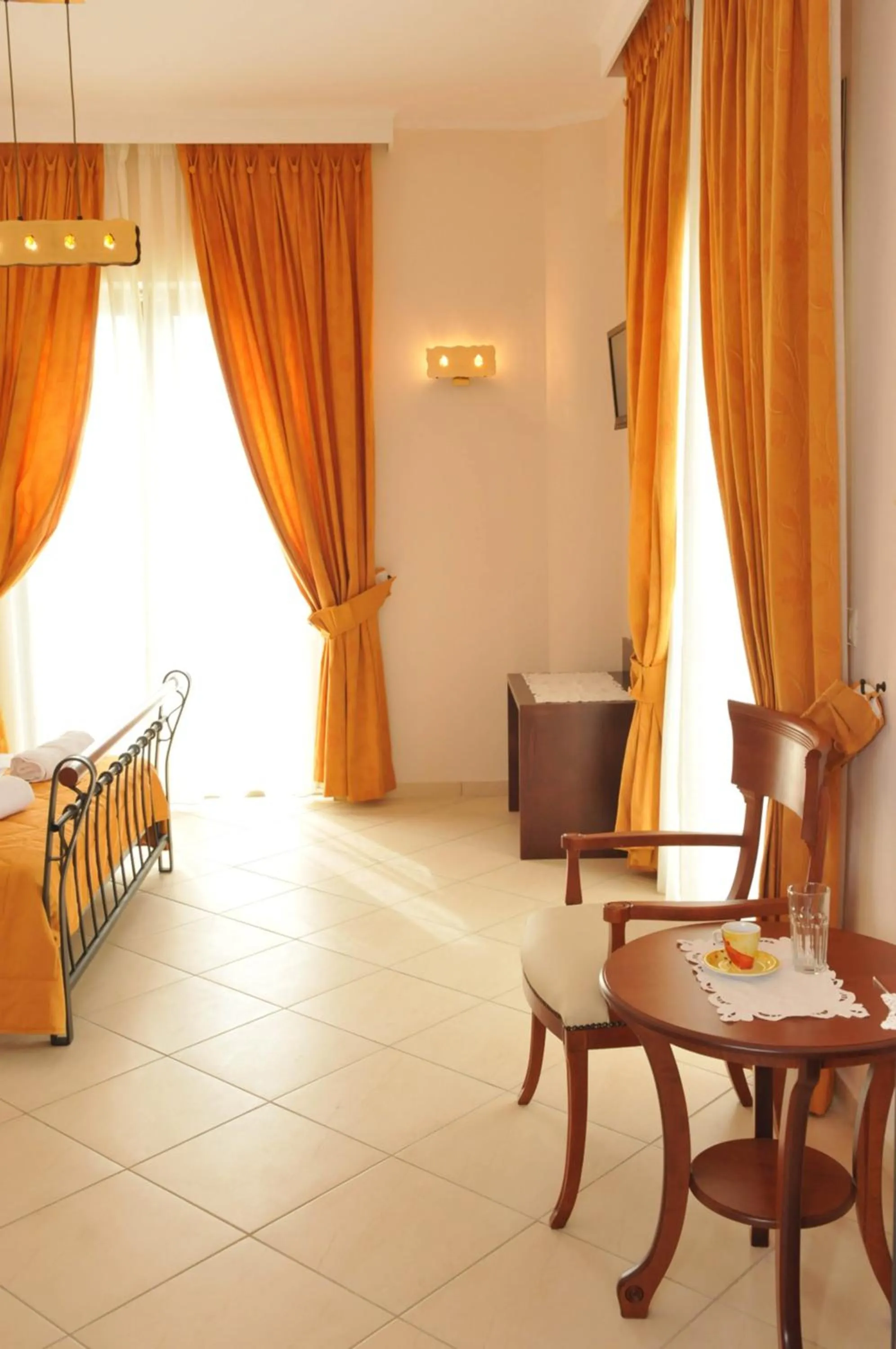 Photo of the whole room, Bed in Finiki Plaza