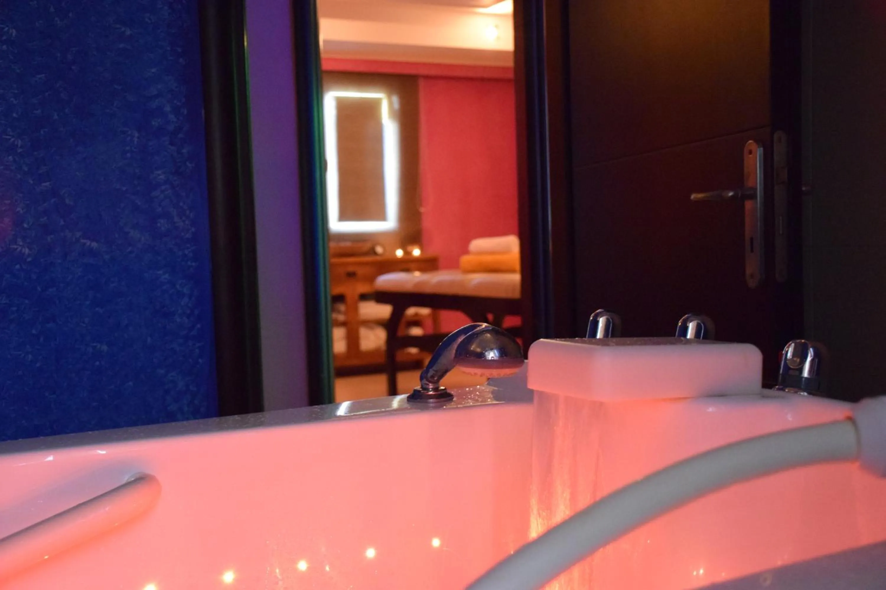 Hot Tub, Bed in Olympia Golden Beach Resort & Spa