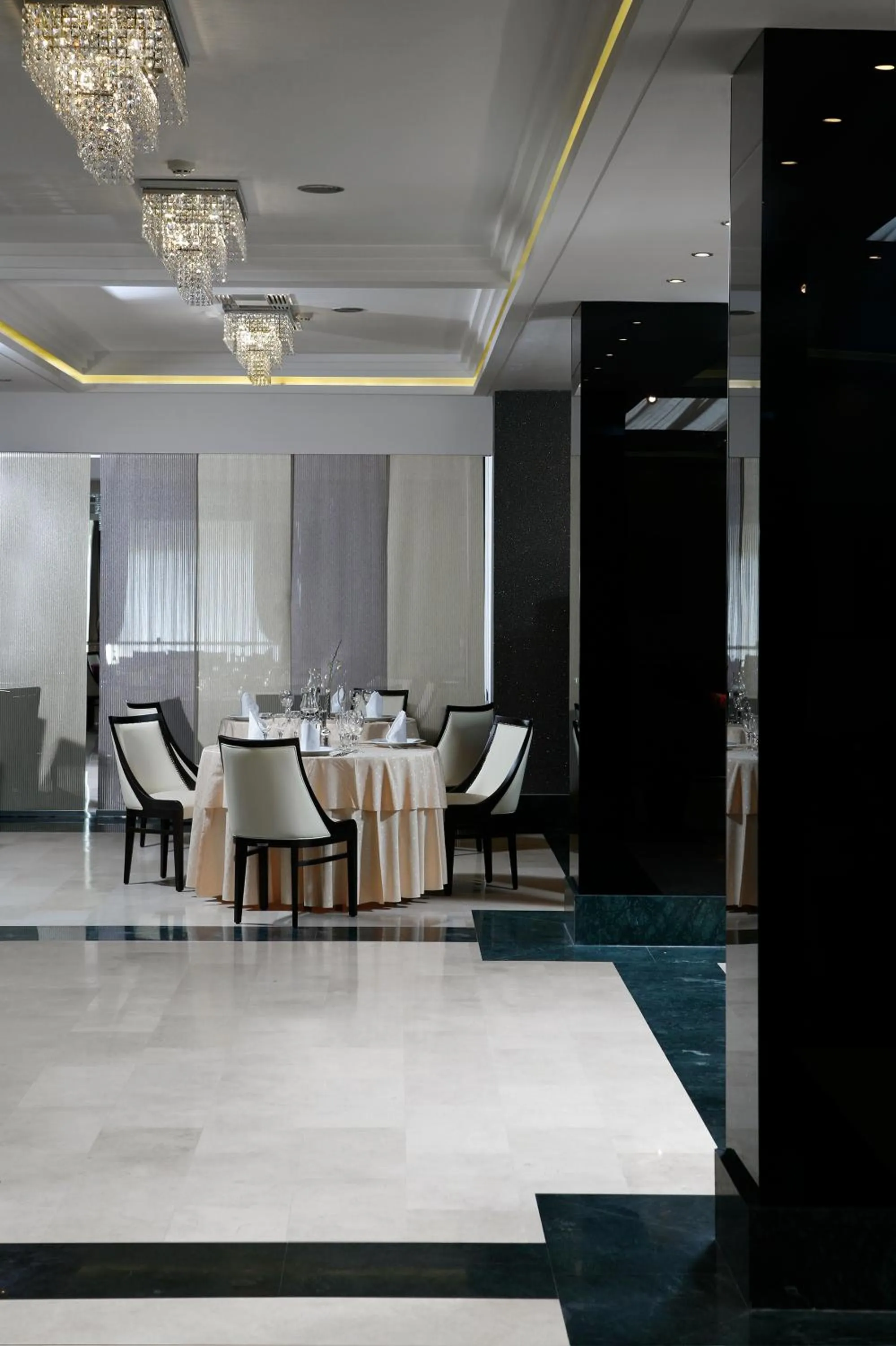 Restaurant/places to eat in Olympia Golden Beach Resort & Spa