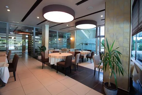 Restaurant/places to eat in Regata Palace Hotel
