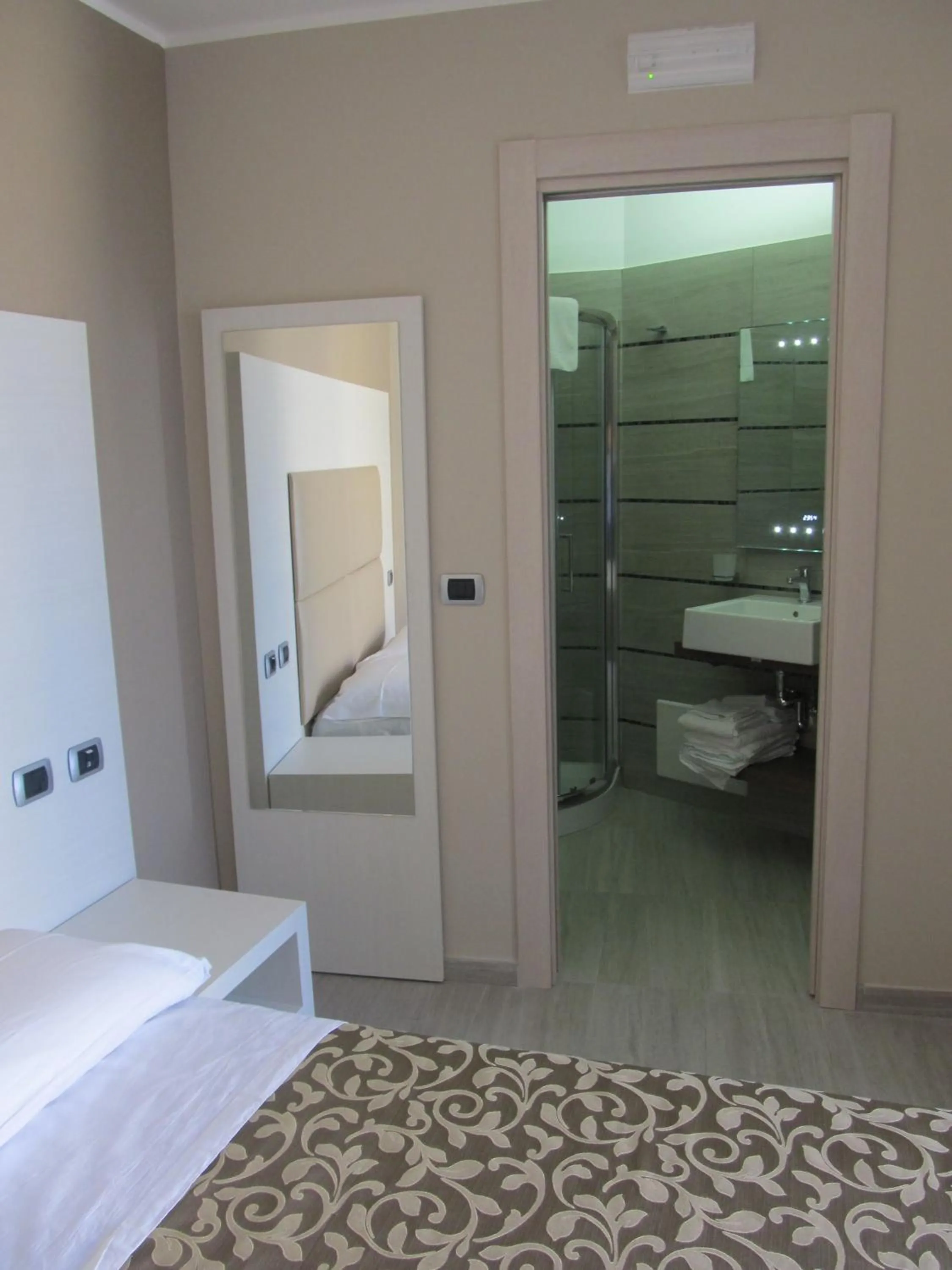 Bathroom, Bed in Hotel L'Approdo