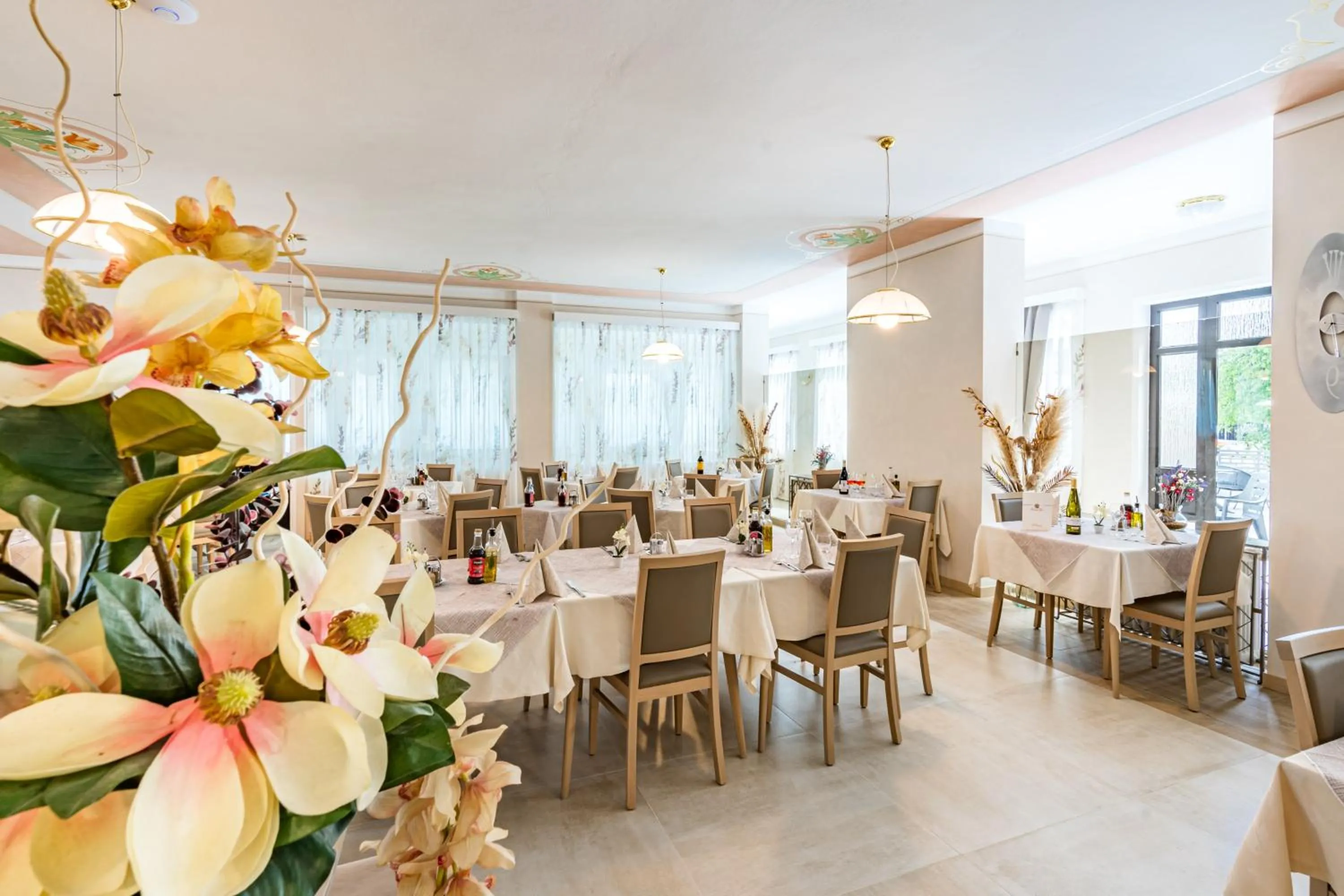 Restaurant/places to eat in Hotel Fai