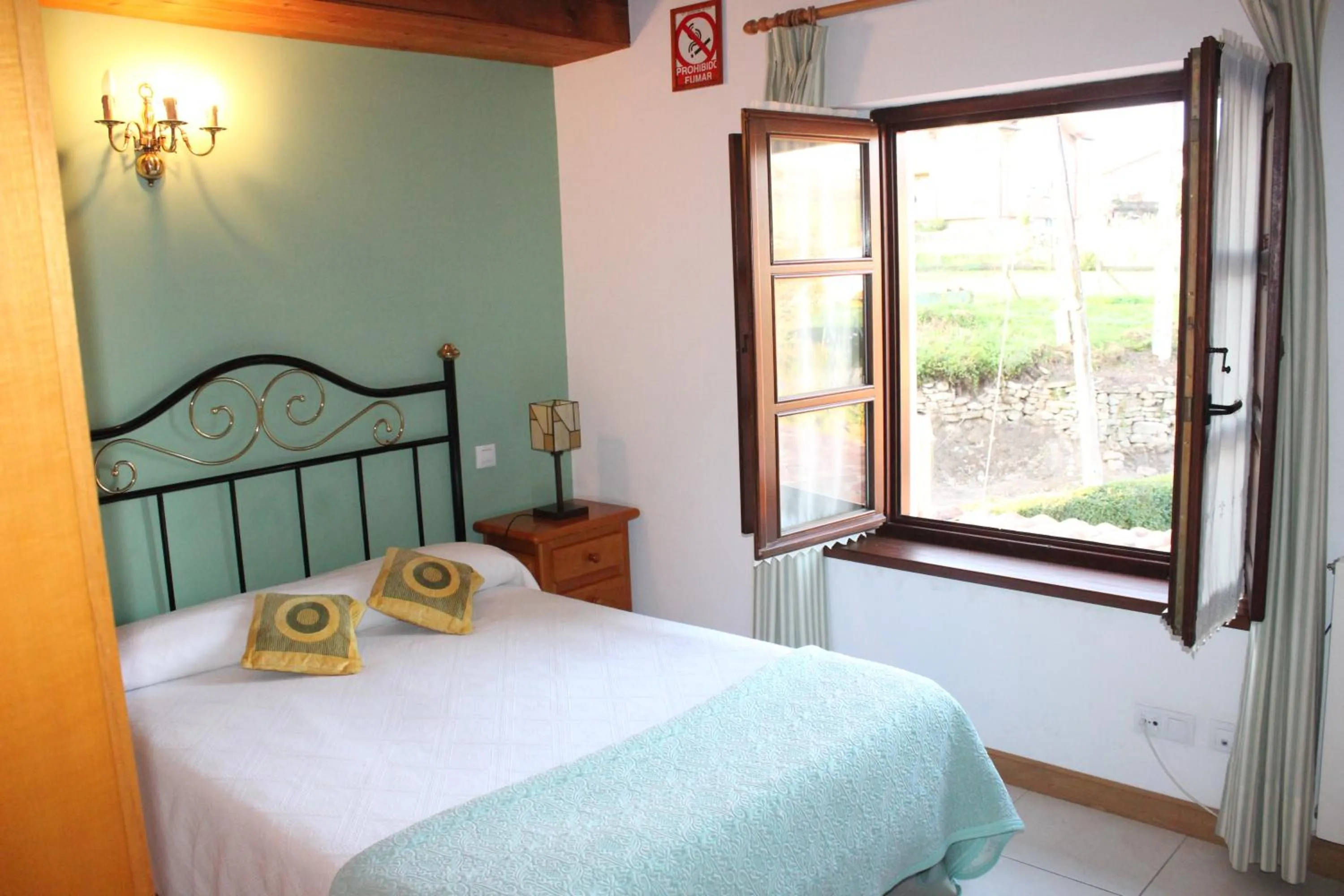Decorative detail, Bed in Posada La Cabaña De Salmon