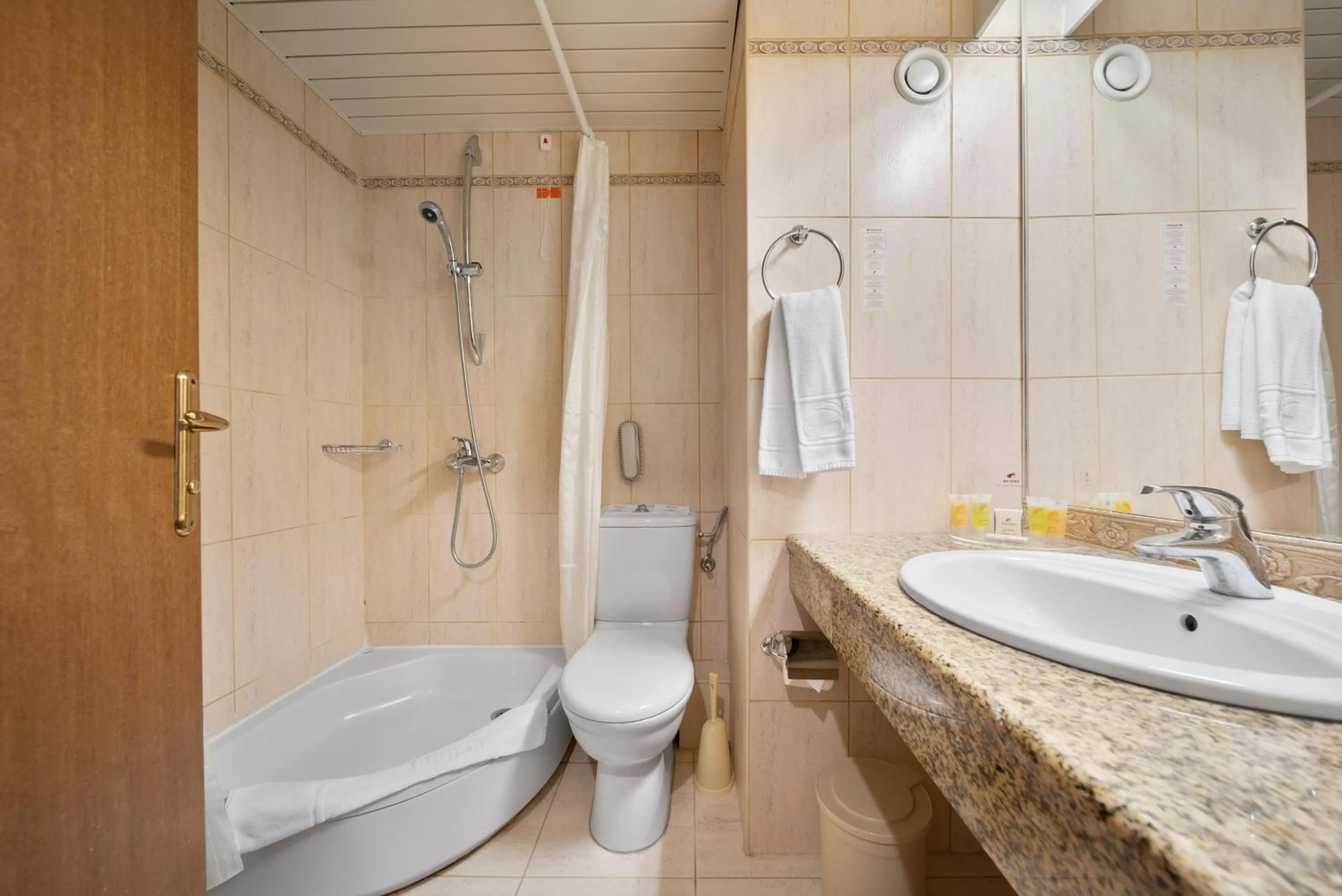 Bathroom in HVD Riviera Beach Ultra All Inclusive & Mineral Pool - Private Beach & Free Parking