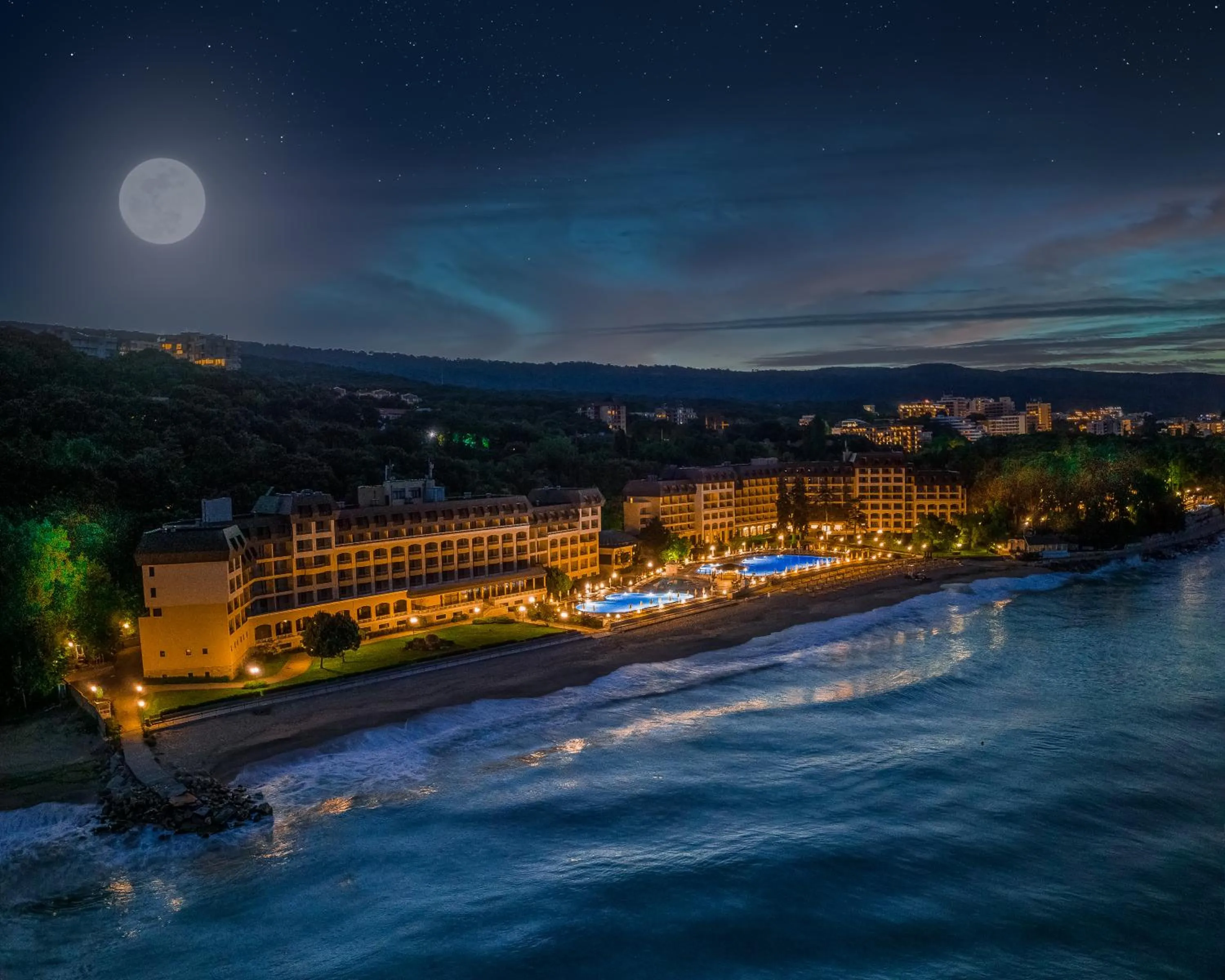 Night in HVD Riviera Beach Ultra All Inclusive & Mineral Pool - Private Beach & Free Parking