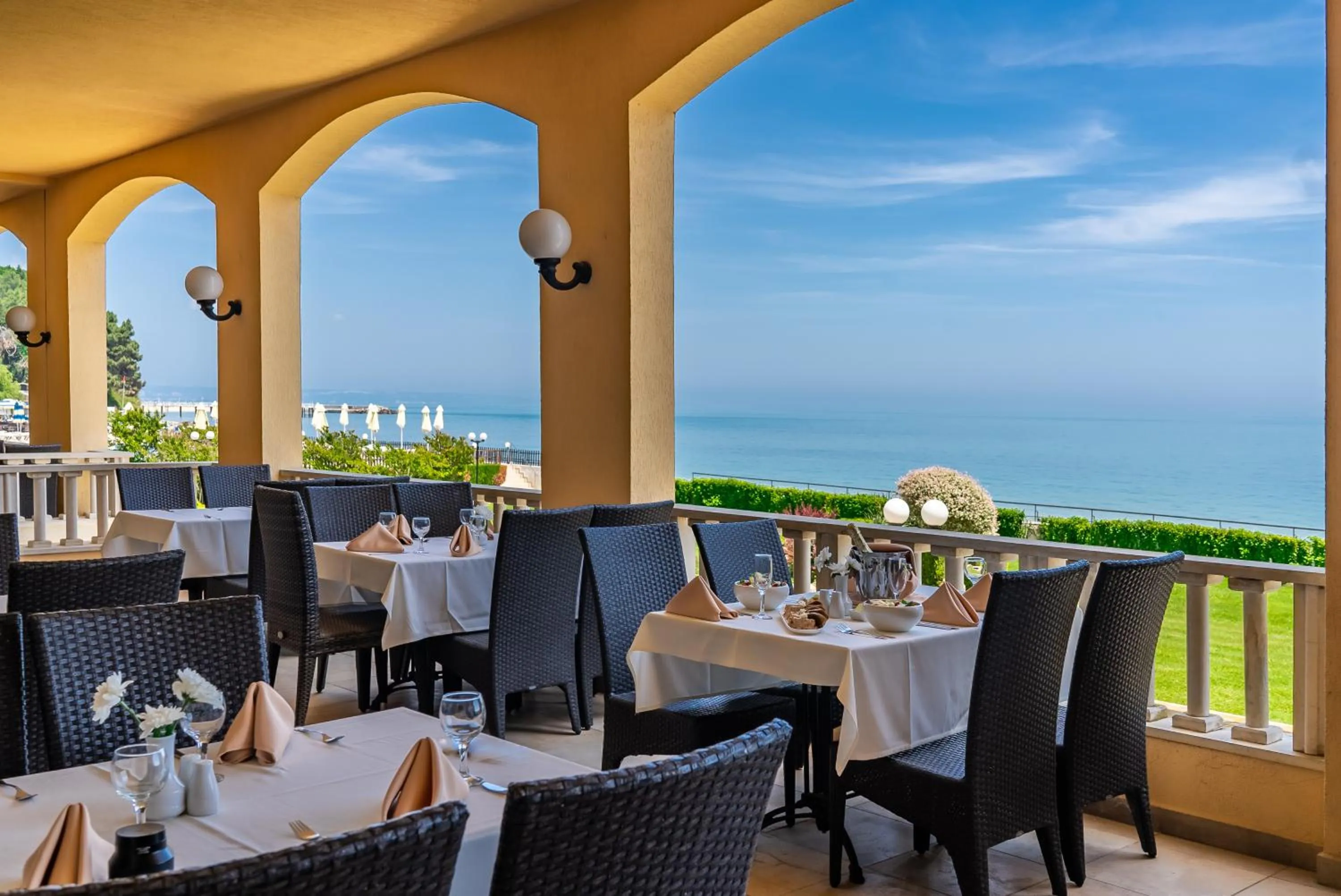 Restaurant/places to eat in HVD Riviera Beach Ultra All Inclusive & Mineral Pool - Private Beach & Free Parking