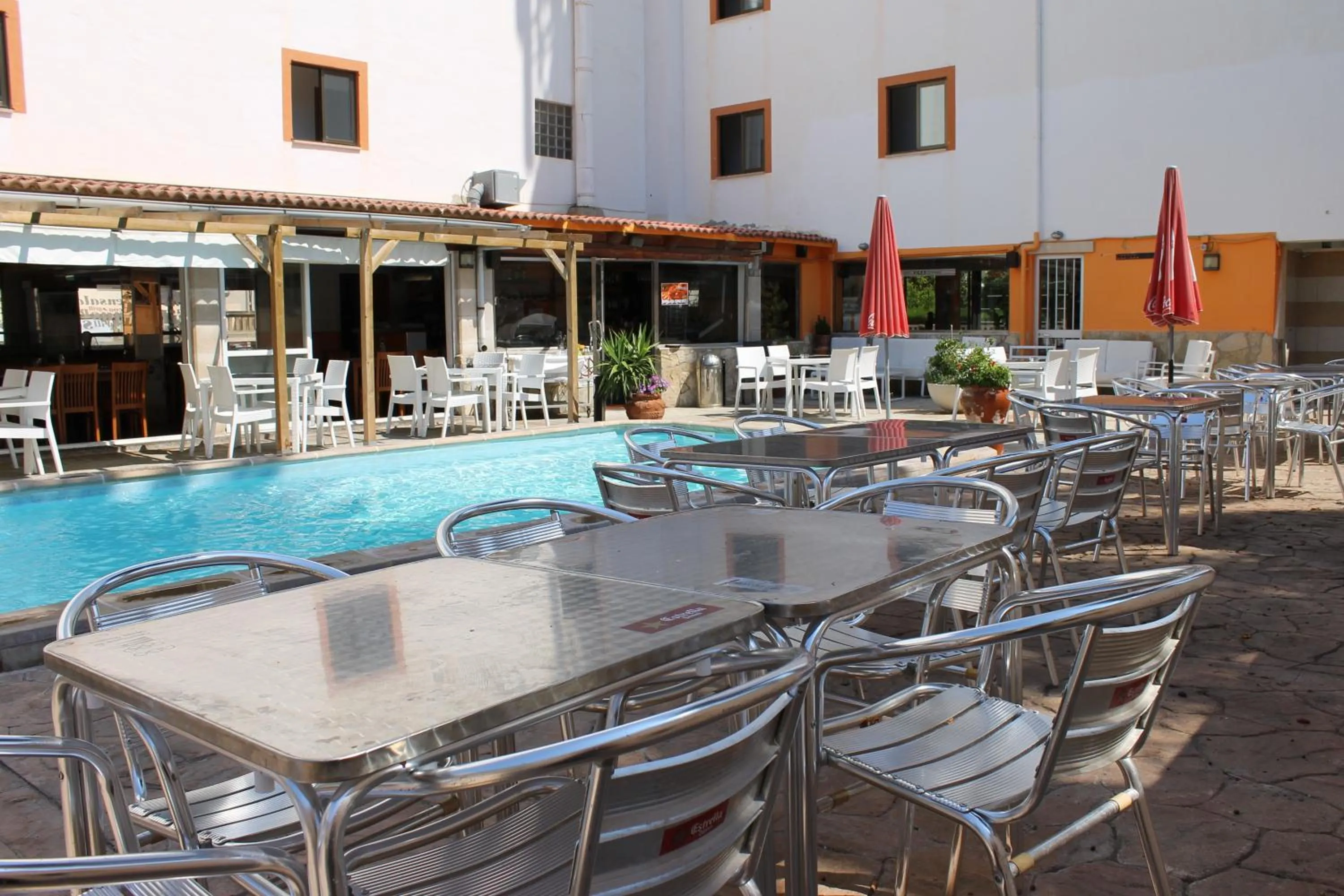 Swimming pool in Hotel Raxa