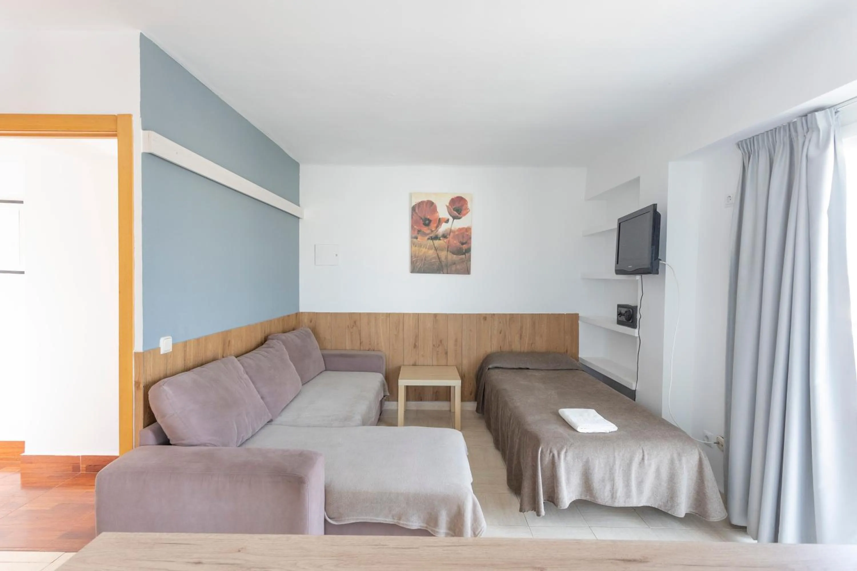 Living room, Bed in Hotel Raxa