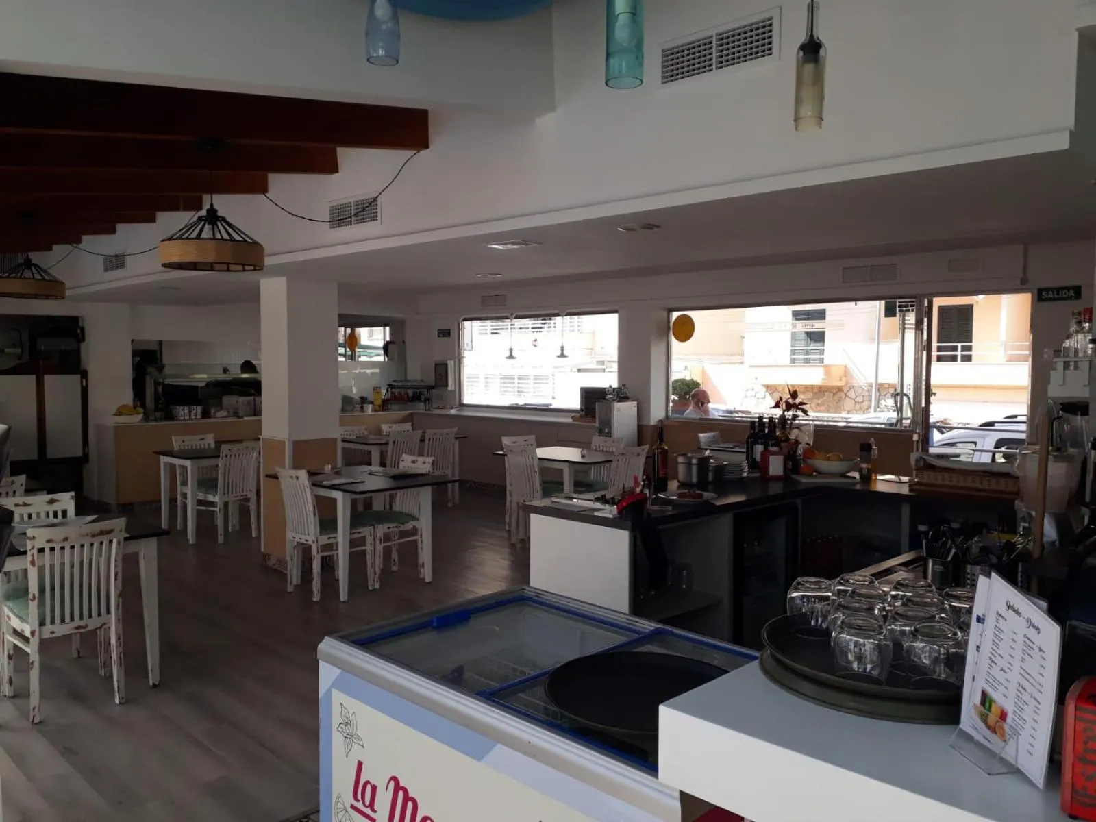 Restaurant/places to eat in Hotel Raxa