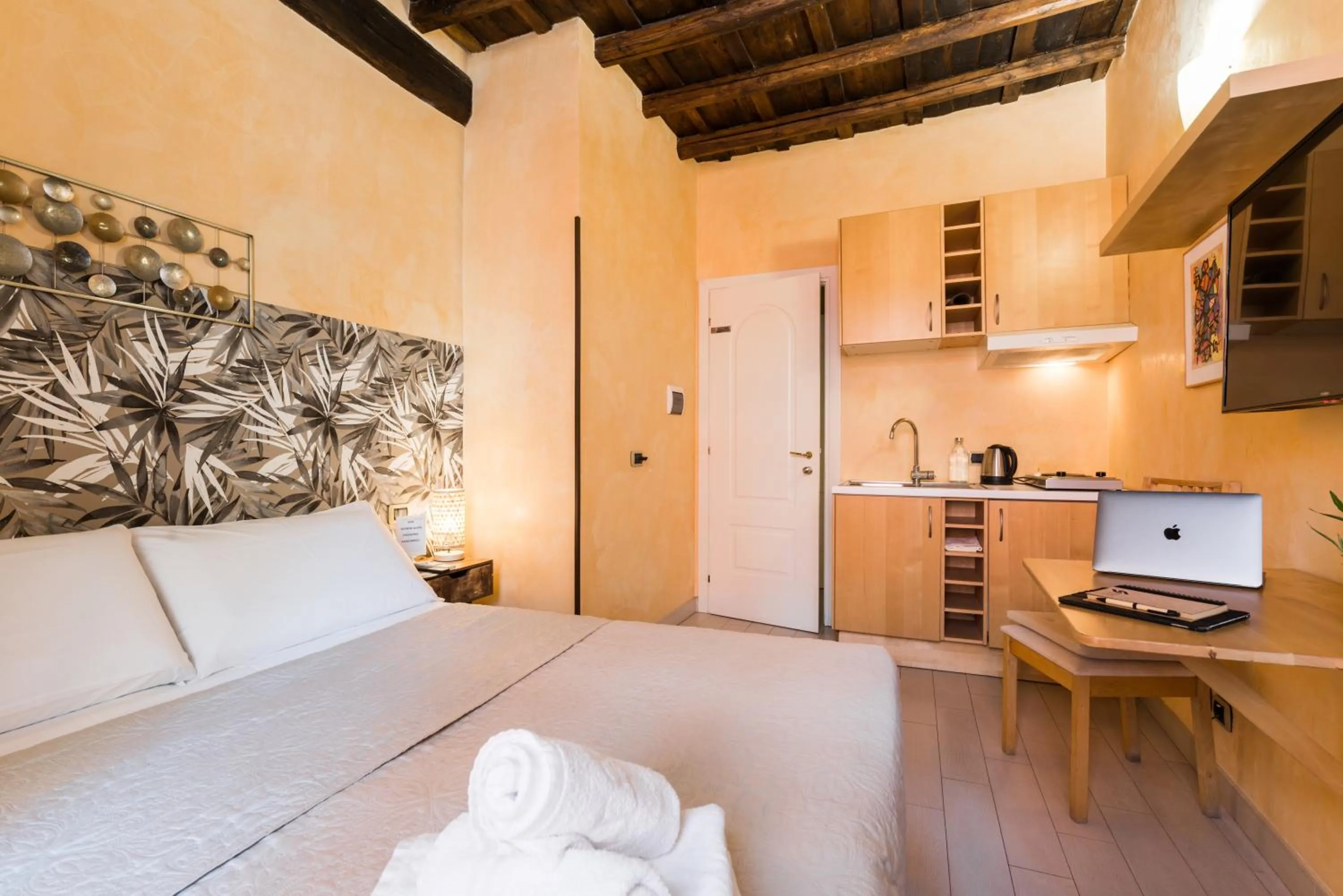 Kitchen or kitchenette, Bed in Lovin Roma Piazza di Spagna