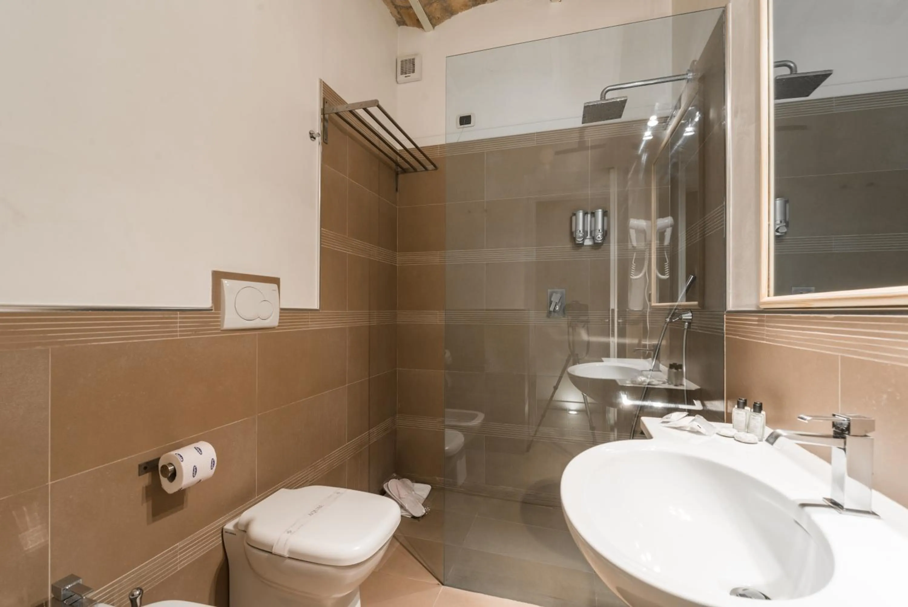 Bathroom in Lovin Roma Piazza di Spagna