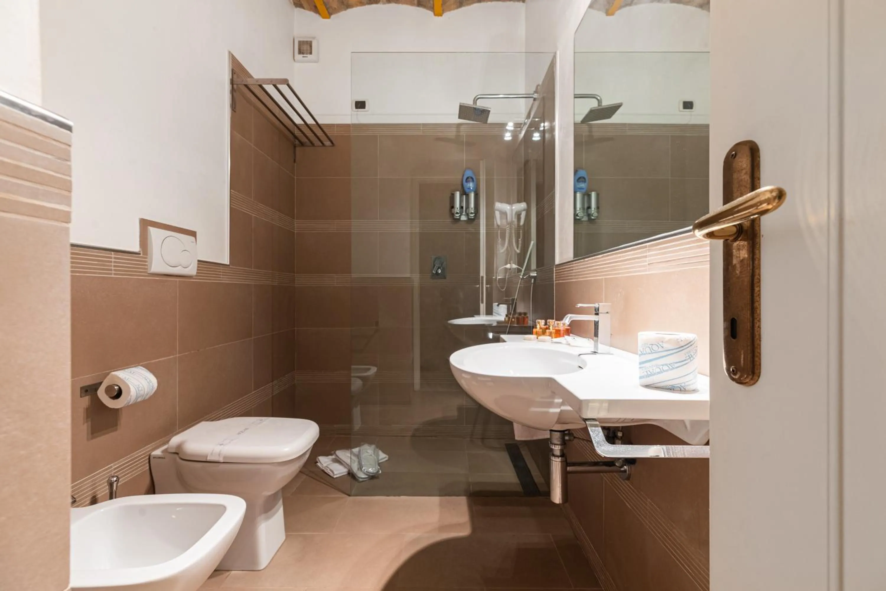 Shower in Lovin Roma Piazza di Spagna