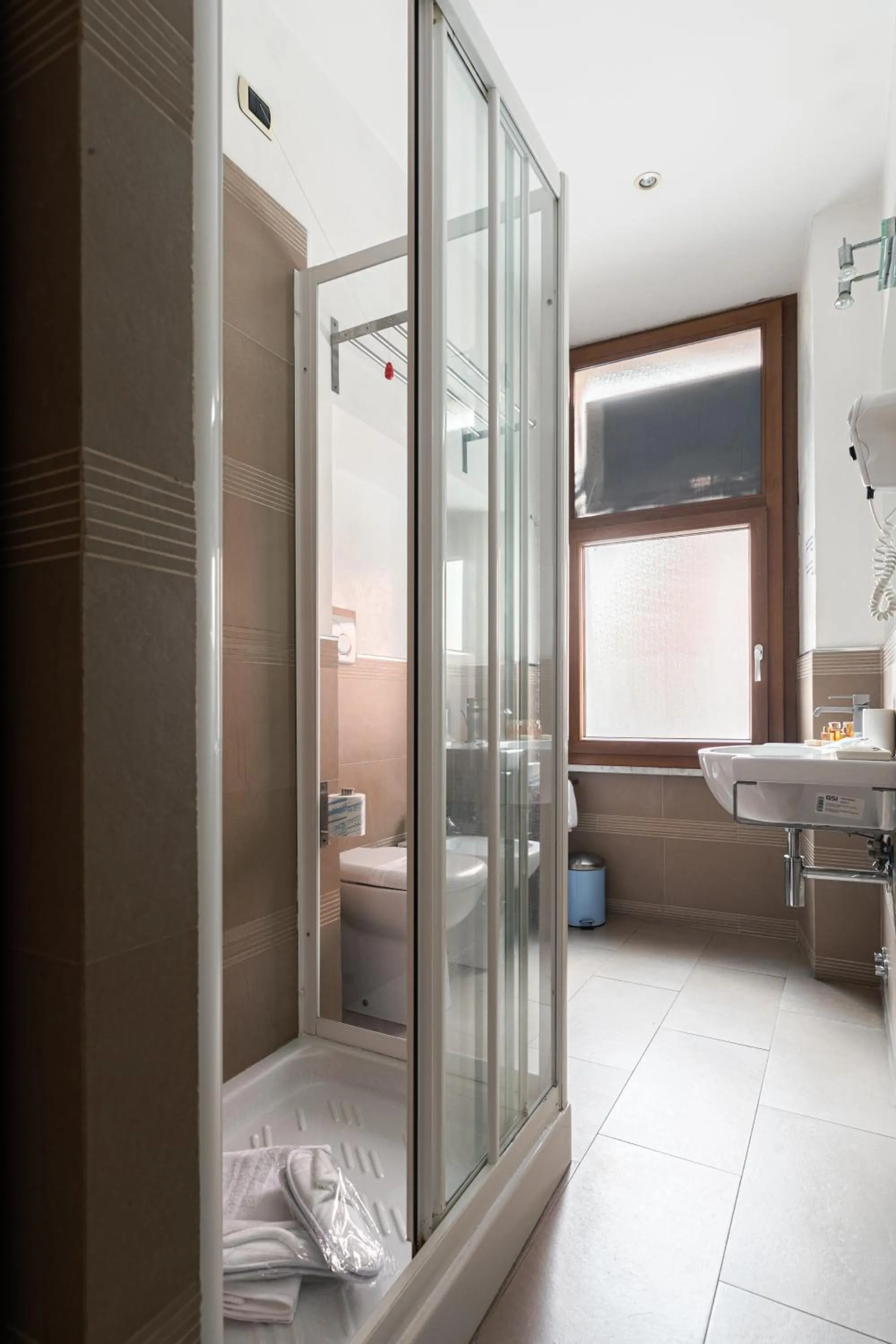 Bathroom, Bed in Lovin Roma Piazza di Spagna