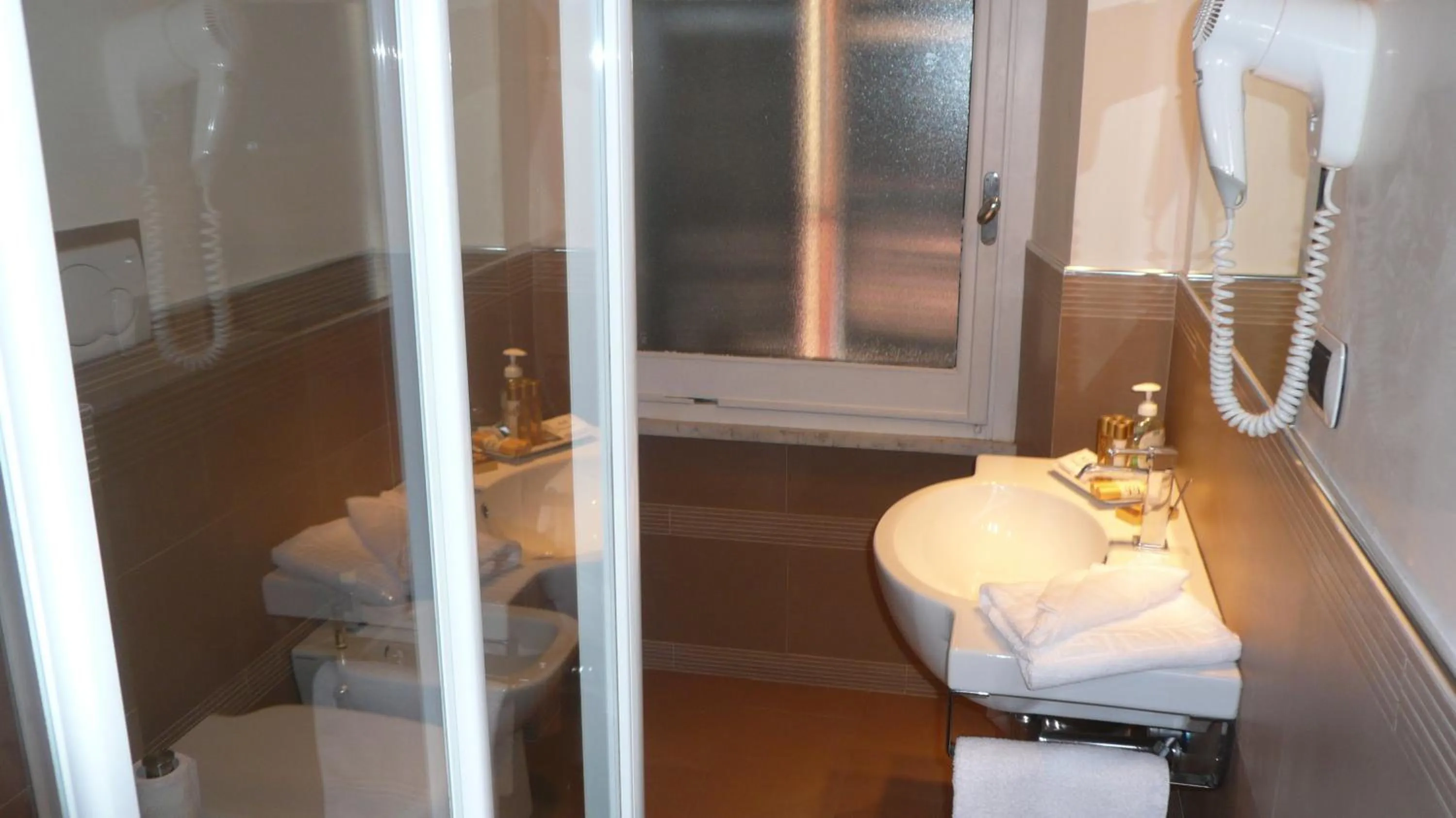 Bathroom in Lovin Roma Piazza di Spagna