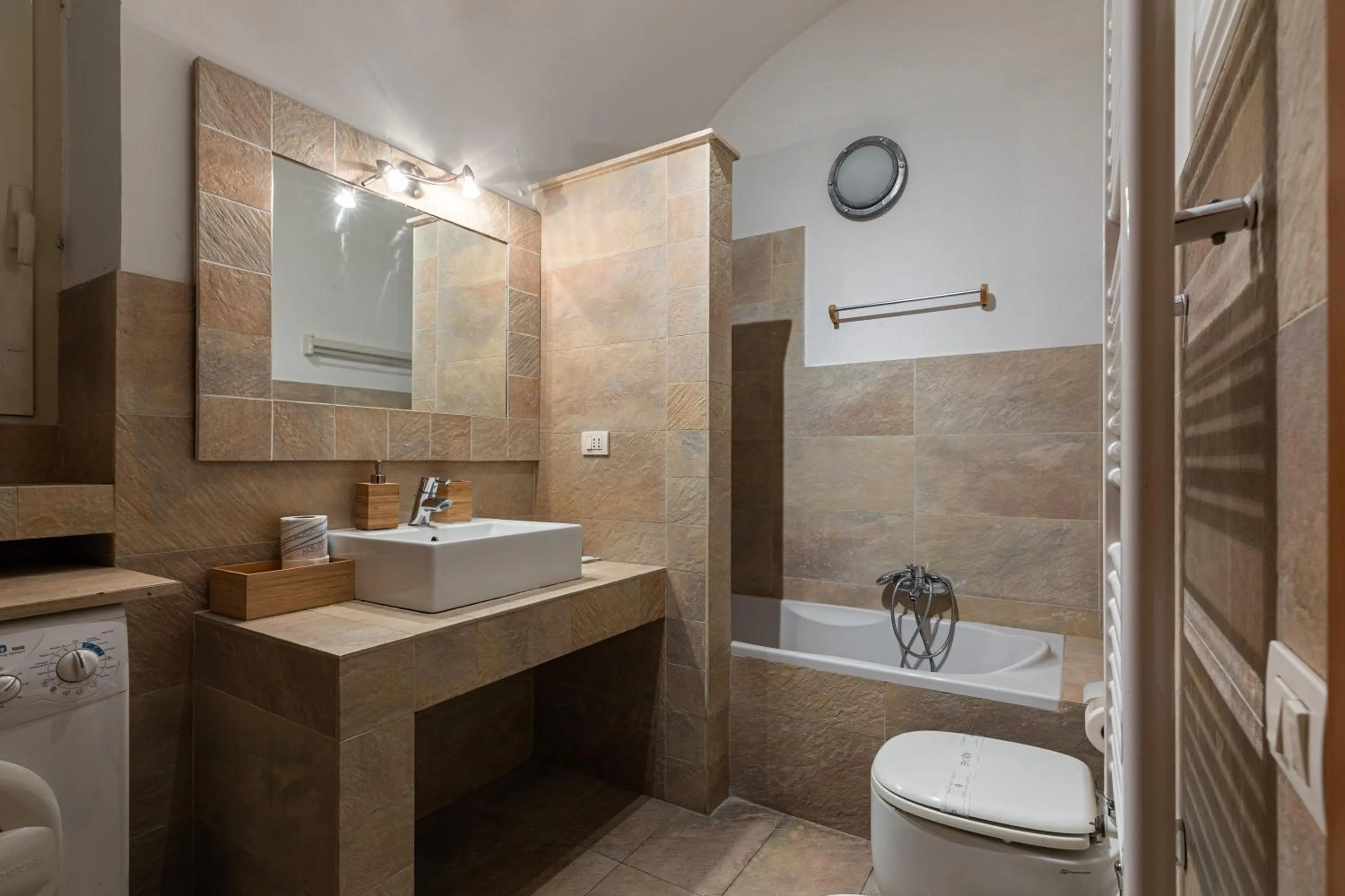 Bathroom in Lovin Roma Piazza di Spagna