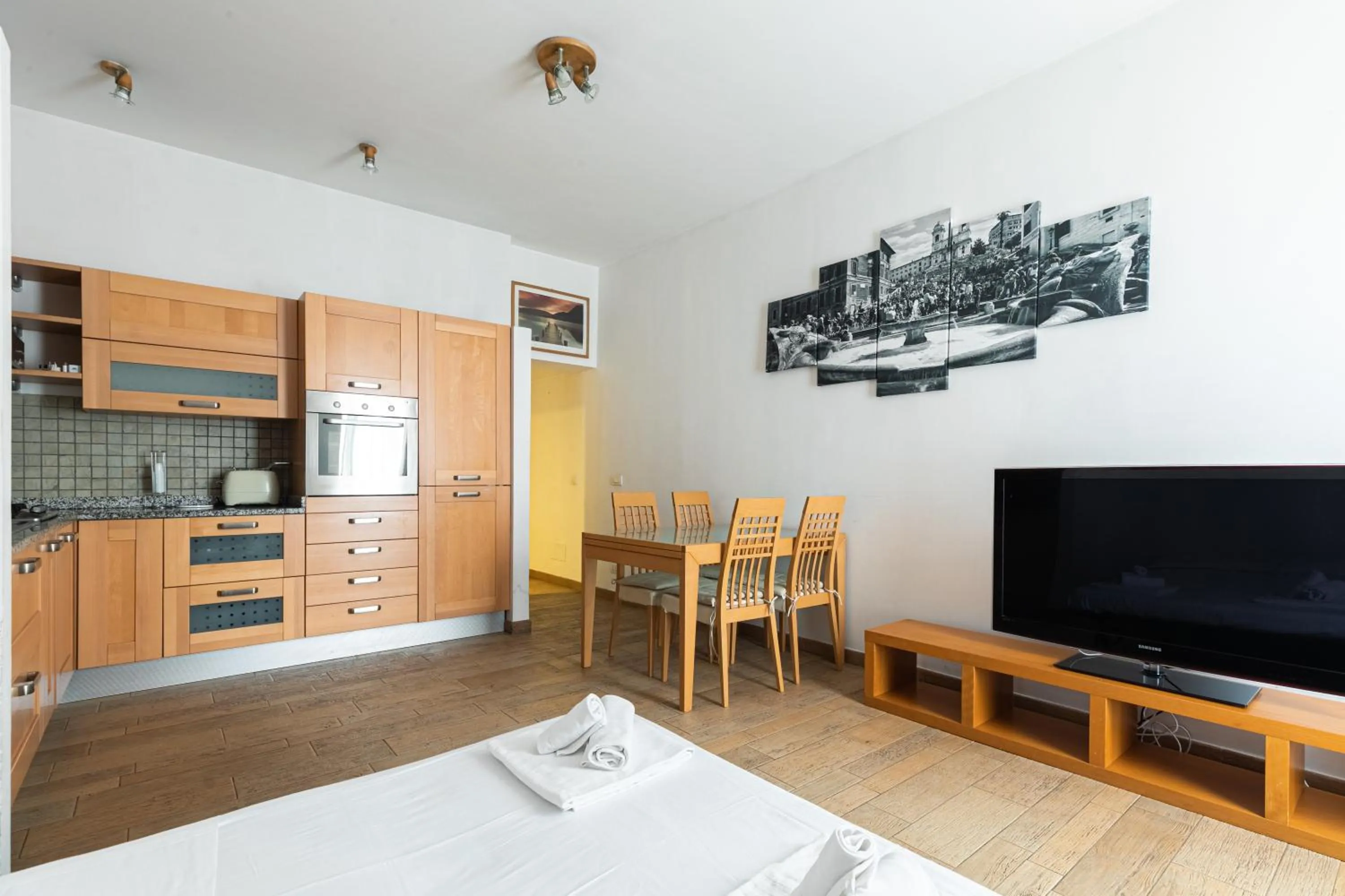 TV and multimedia in Lovin Roma Piazza di Spagna