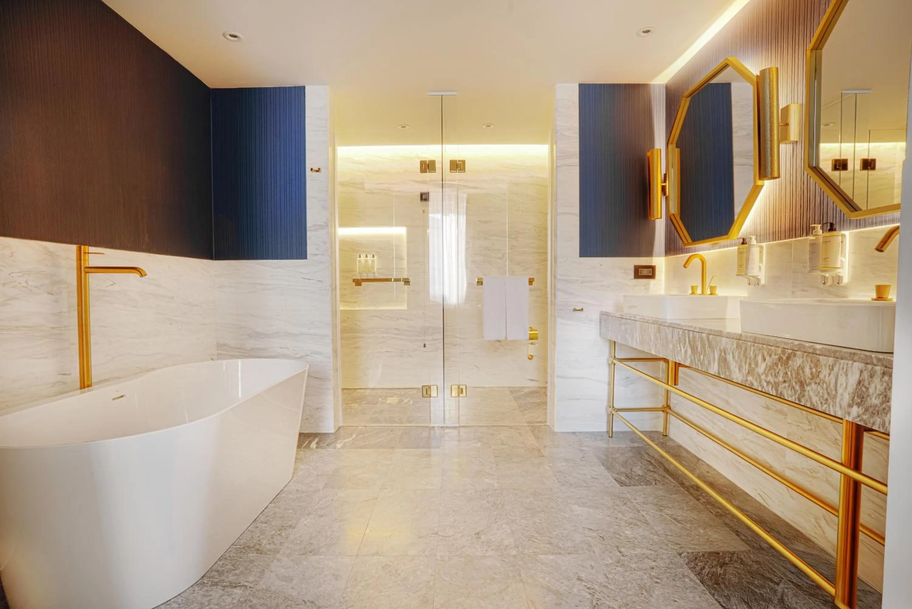 Bathroom, Bed in Sofia Balkan Palace