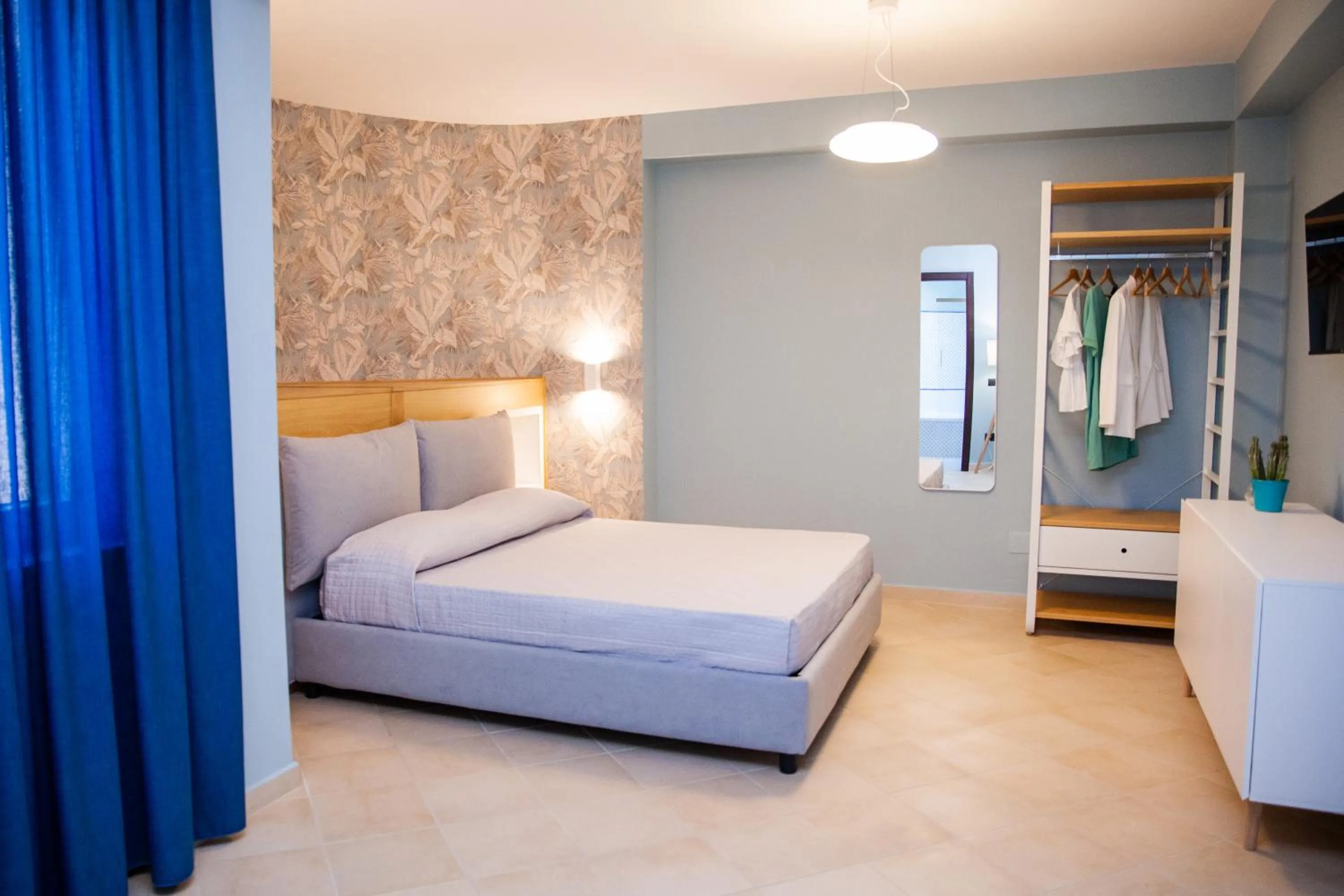 wardrobe, Bed in Le Colonne