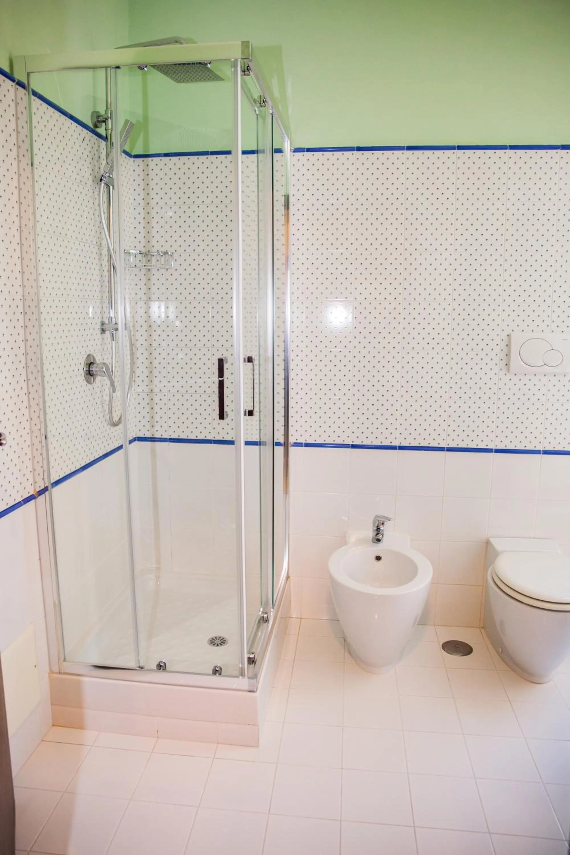 Shower in Le Colonne