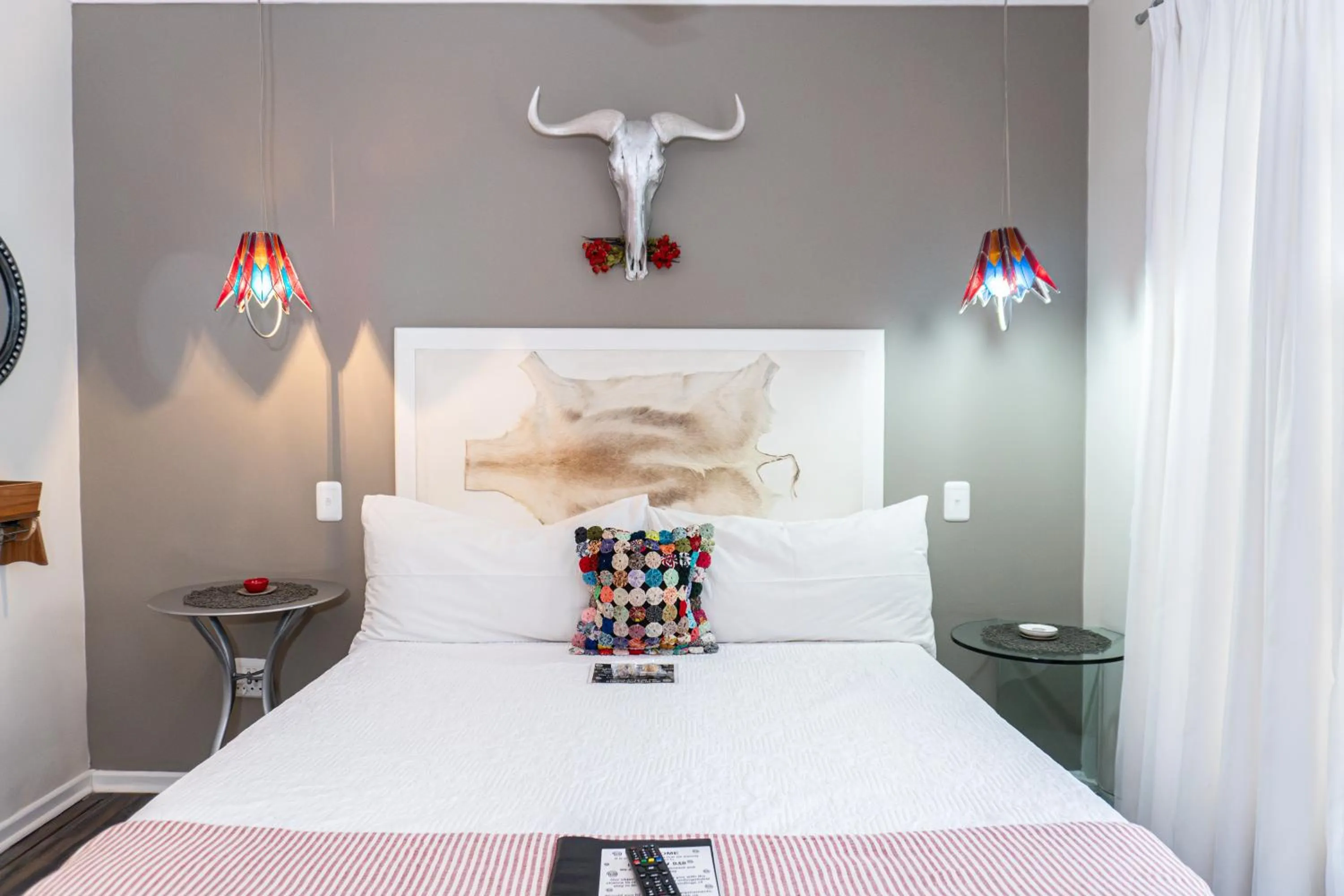 Photo of the whole room, Bed in Earthbound Guest House