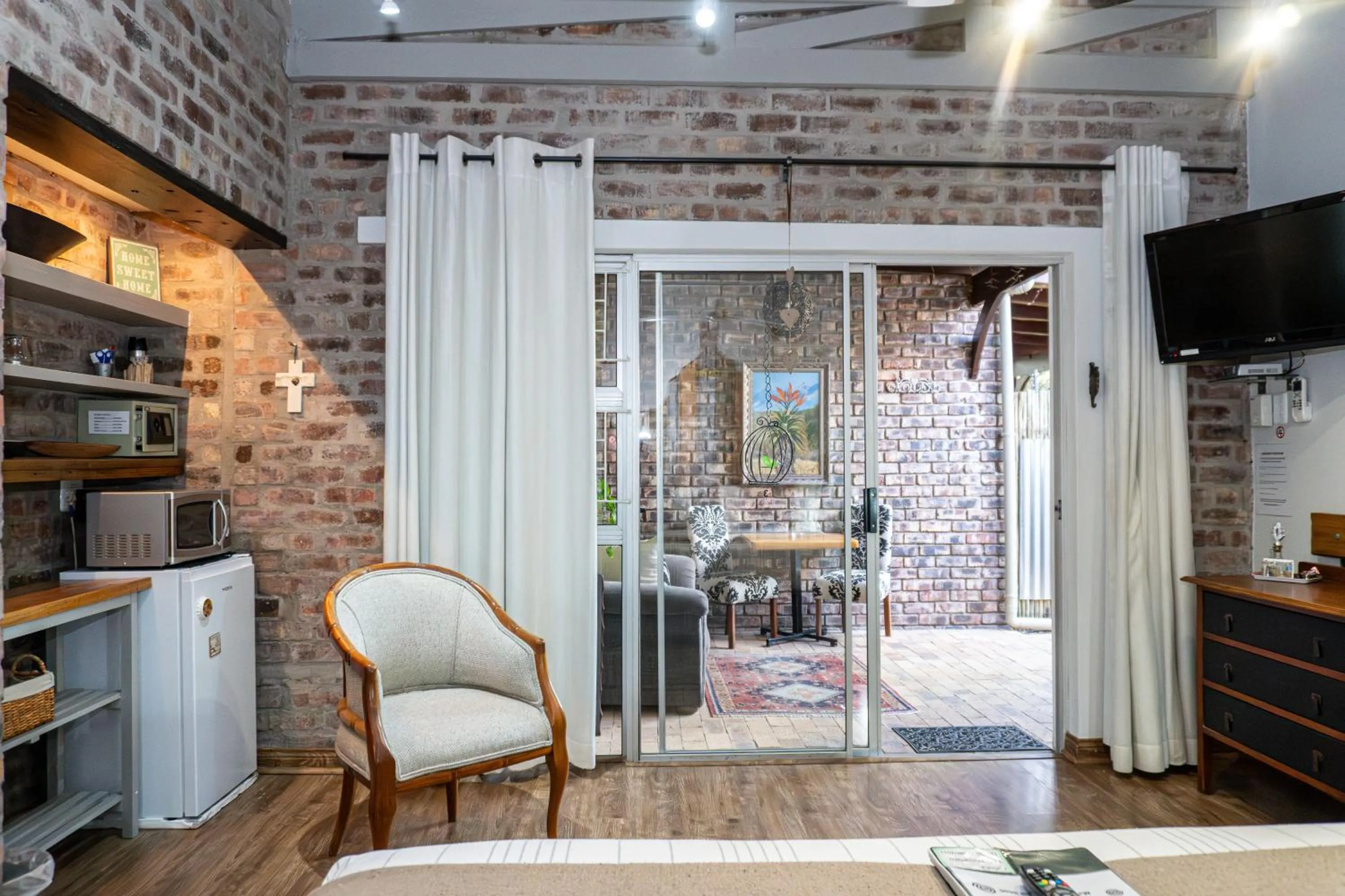 Kitchen or kitchenette in Earthbound Guest House