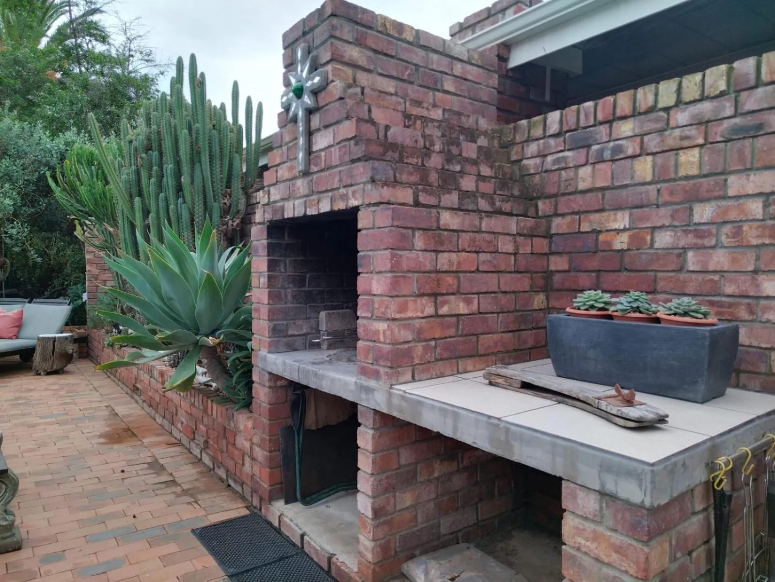 Kitchen or kitchenette in Earthbound Guest House