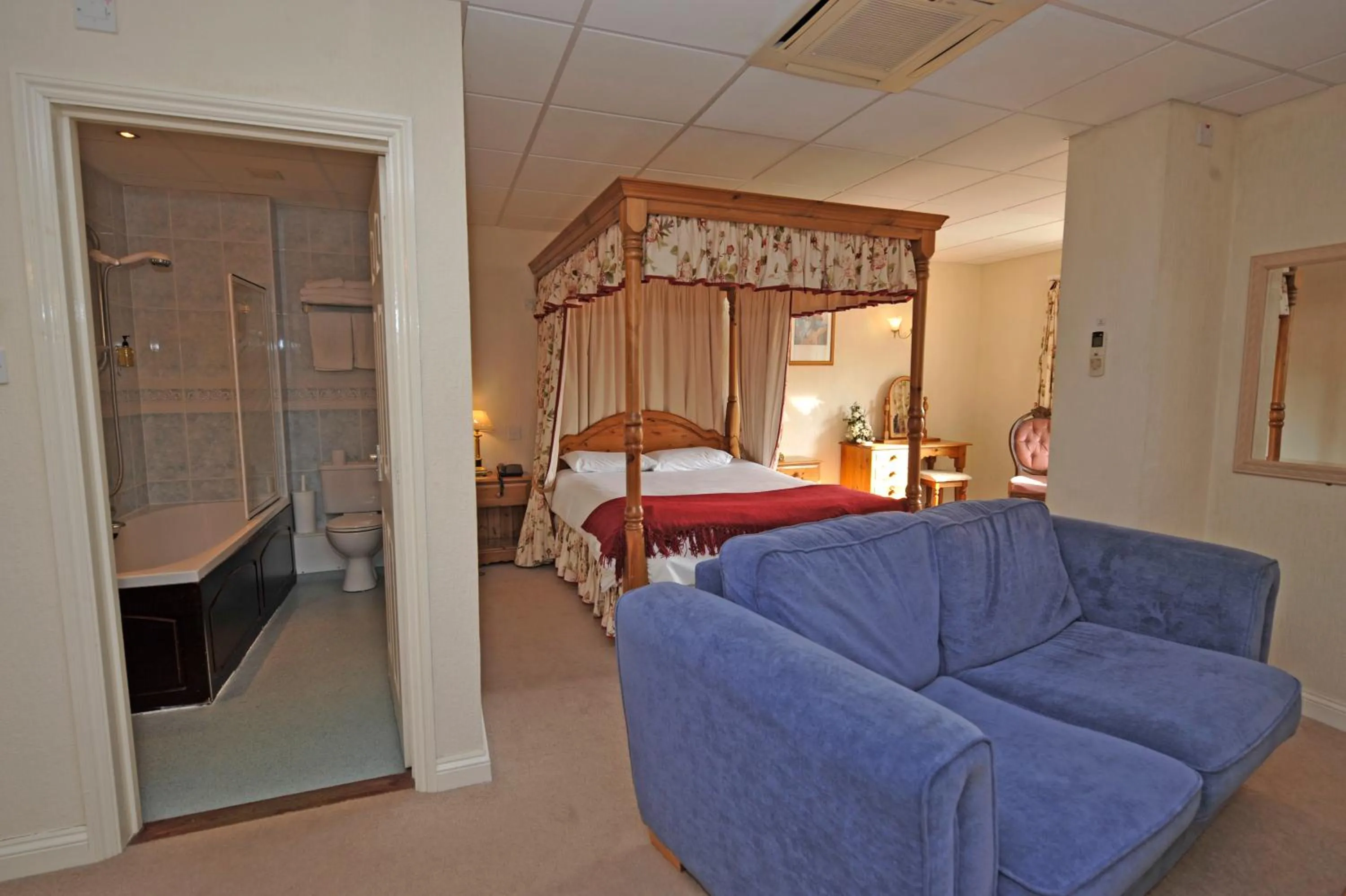 Photo of the whole room, Bed in Oliver Cromwell Hotel