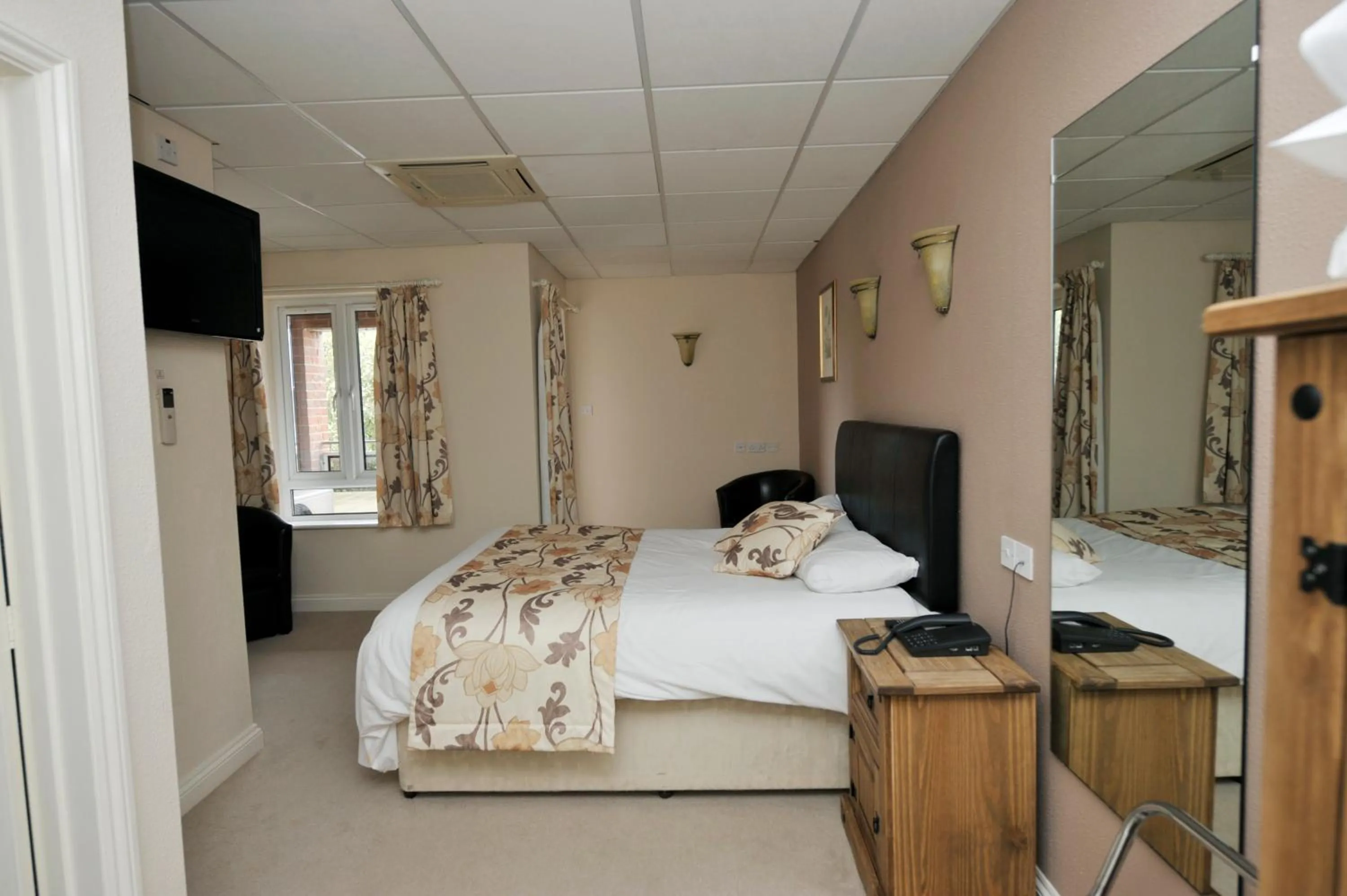 Bedroom, Bed in Oliver Cromwell Hotel