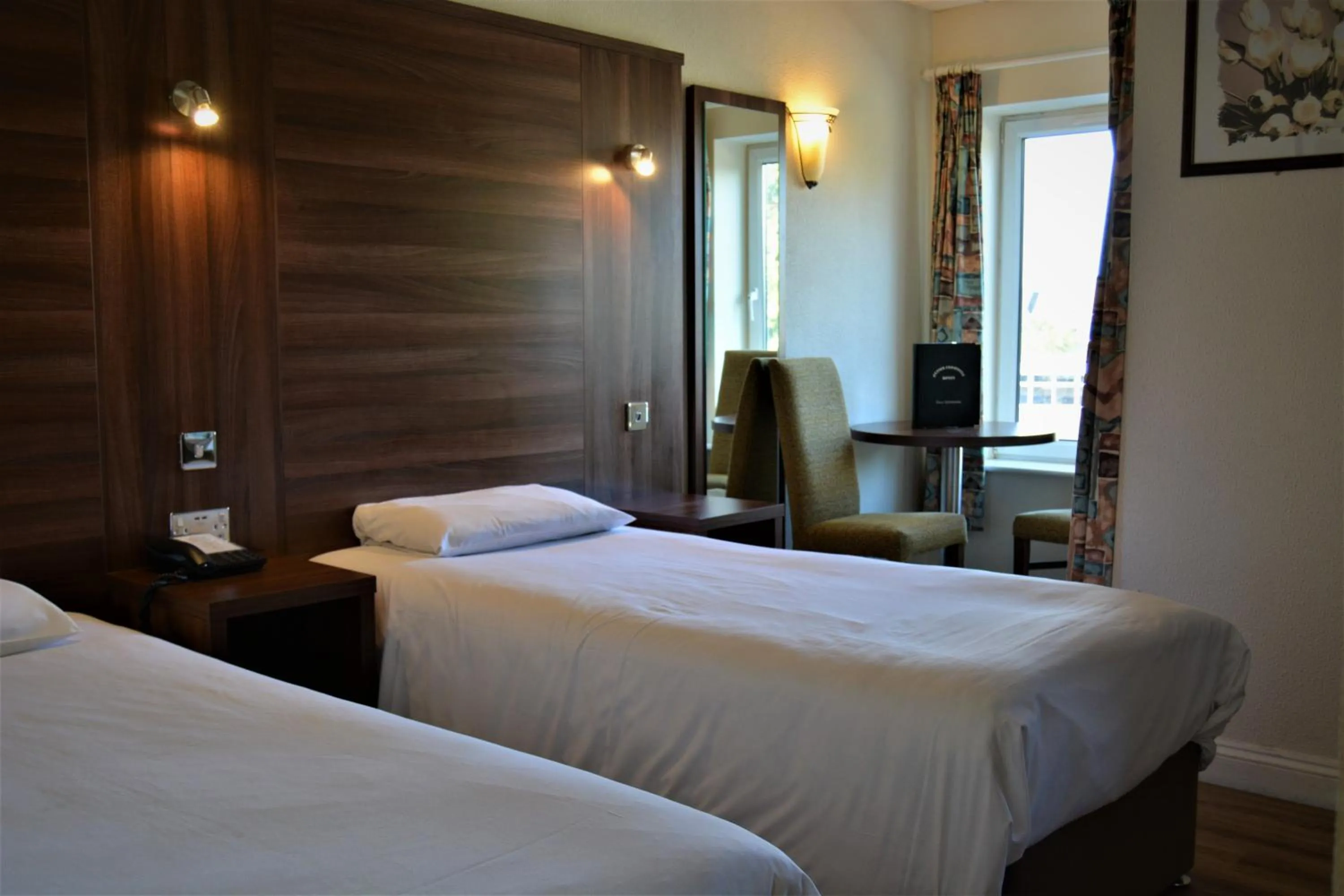 Bedroom, Bed in Oliver Cromwell Hotel