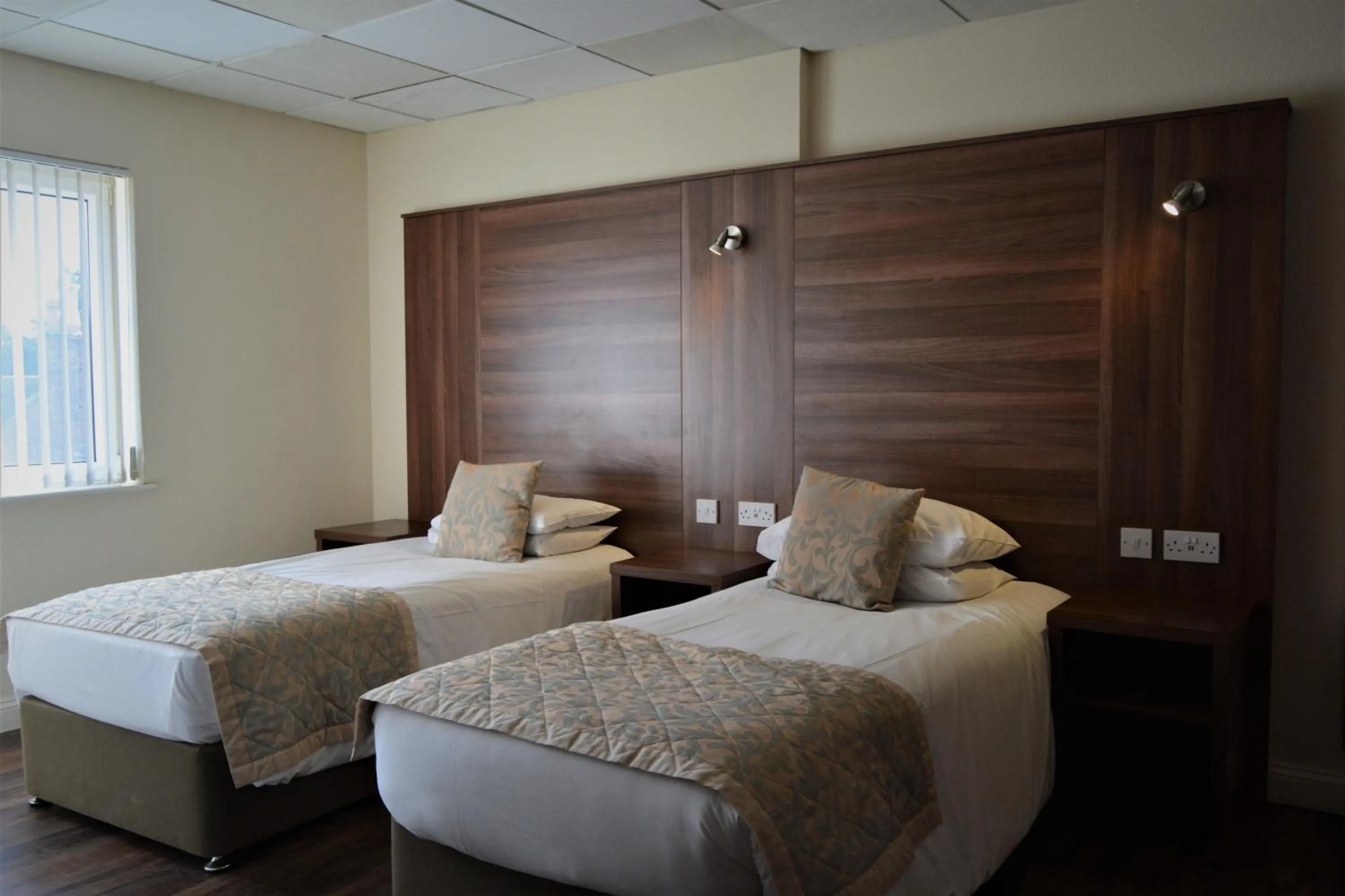 Bedroom, Bed in Oliver Cromwell Hotel