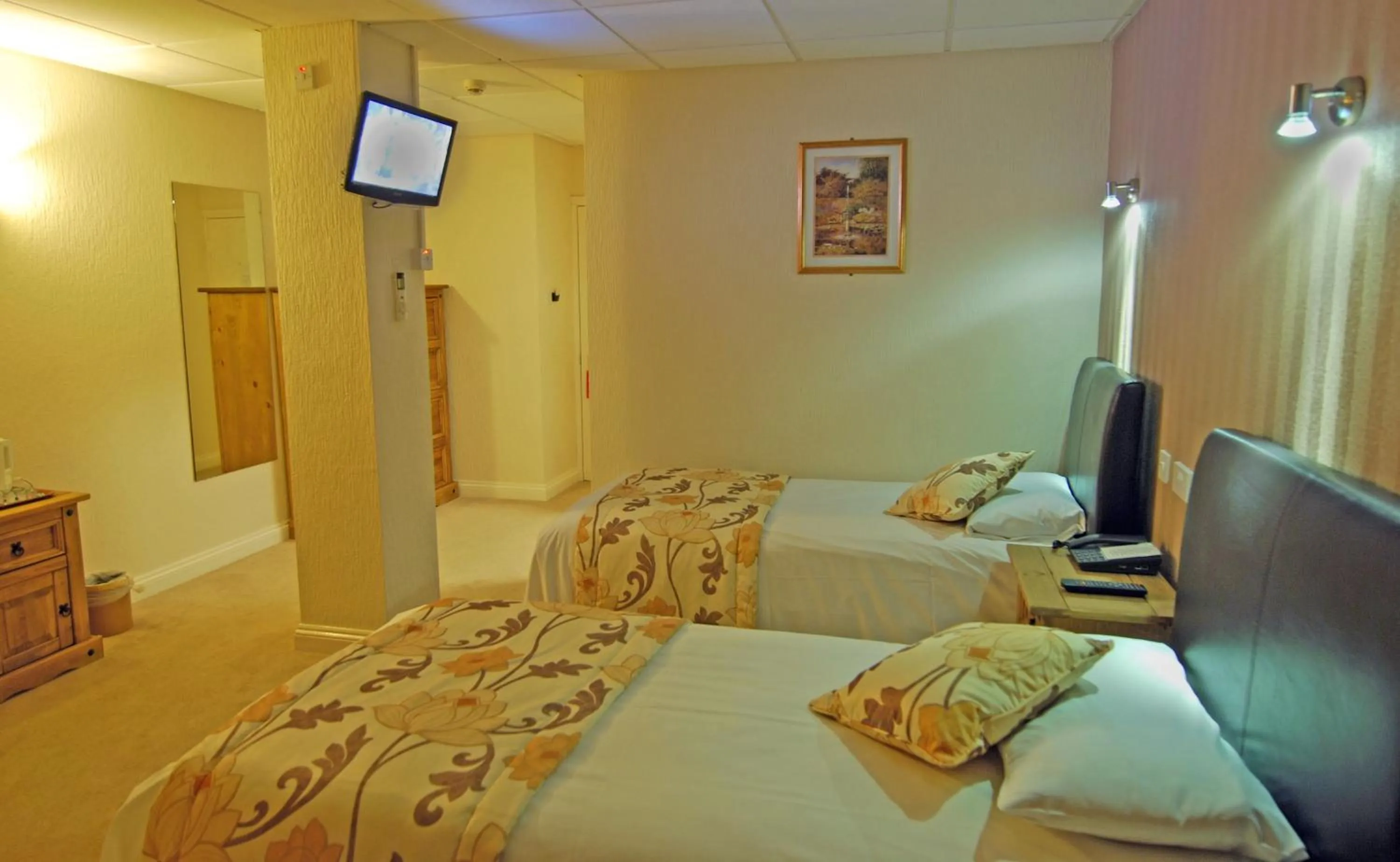 Photo of the whole room, Bed in Oliver Cromwell Hotel