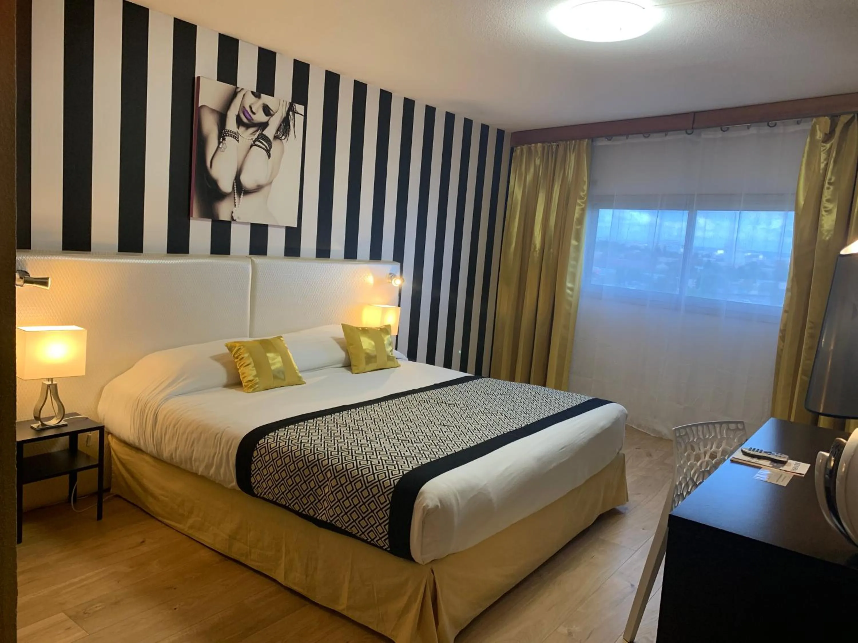 Bed in Grand Hôtel de Nîmes 4 étoiles