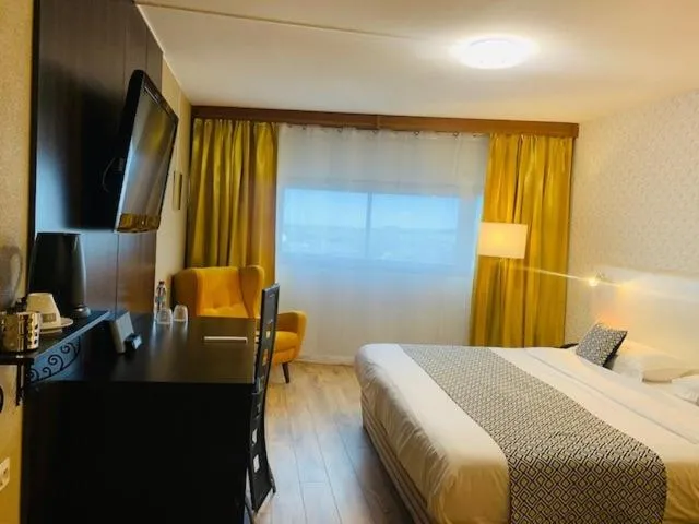 Bed in Grand Hôtel de Nîmes 4 étoiles